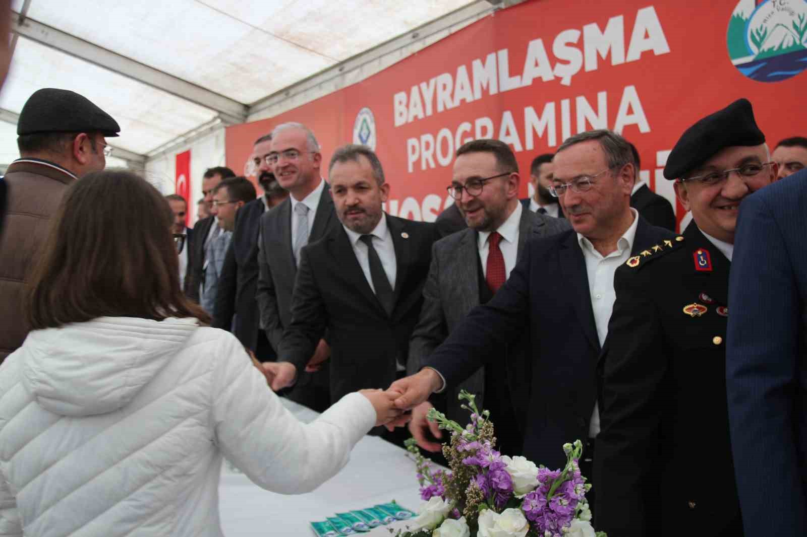 RİZE VALİLİĞİ VE RİZE BELEDİYESİ TARAFINDAN DÜZENLENEN BAYRAMLAŞMA TÖRENİNDE VATANDAŞLARLA