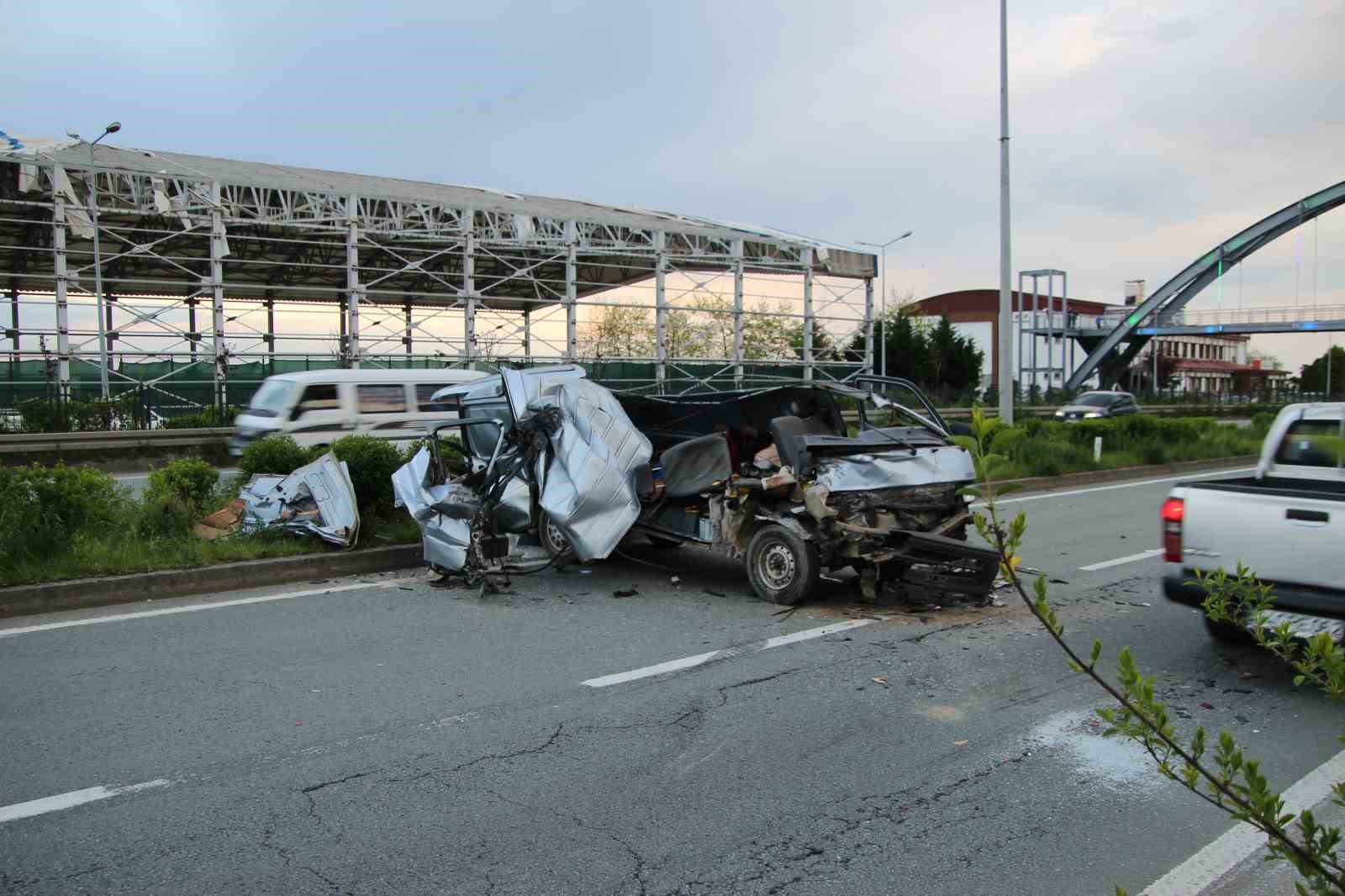 RİZE’DE TIRA ÇARPAN PANELVAN ARAÇ HURDAYA DÖNERKEN ARACIN SÜRÜCÜSÜ İSE