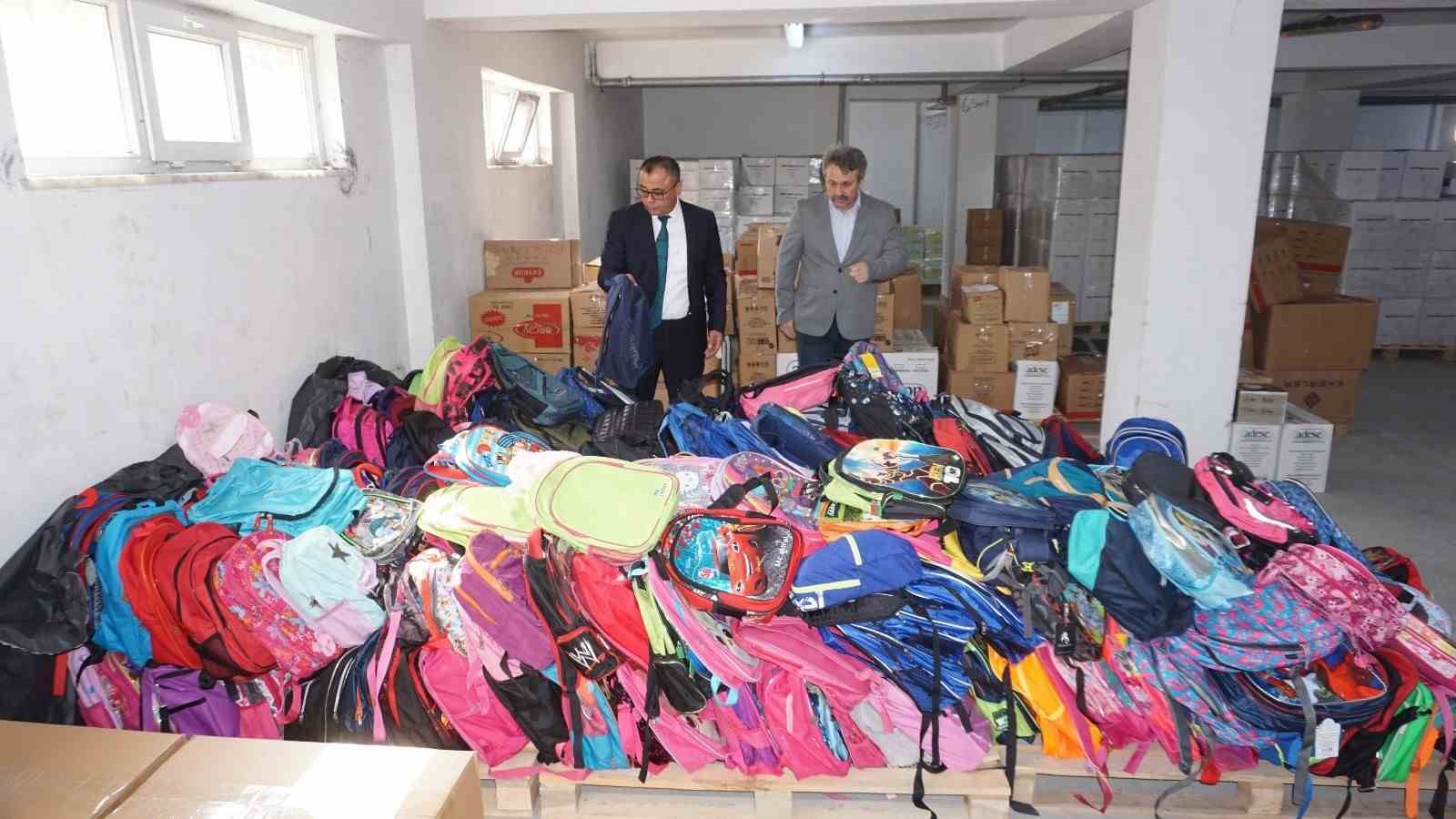 RİZE’DE ÖĞRENCİLER, VELİLER VE ÖĞRENCİLER TARAFINDAN TOPLANAN ÇANTALAR GAZİANTEP’E GÖNDERİLDİ.