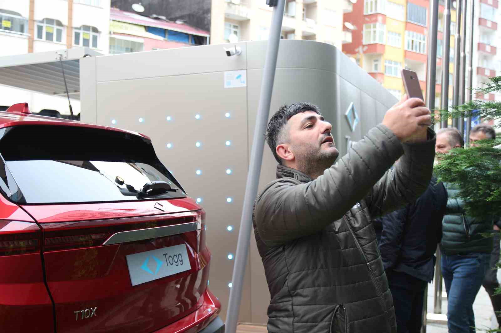TÜRKİYE'NİN YERLİ VE MİLLİ ARABASI TOGG, RİZE’DE VATANDAŞLARIN BEĞENİSİNE SUNULDU.