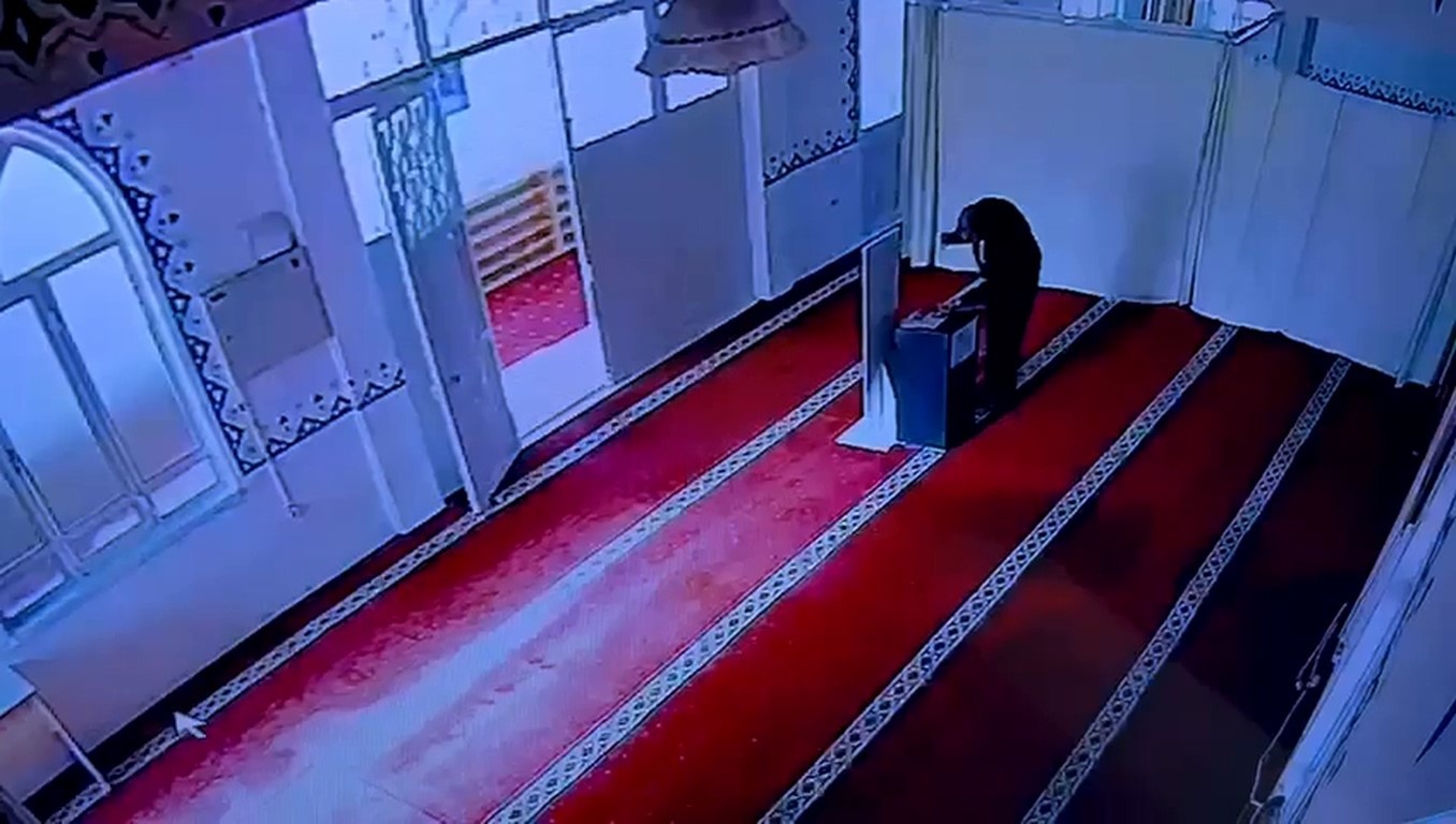 SAMSUN’UN ALAÇAM İLÇESİNDE İKİ CAMİDEKİ SADAKA KUTUSUNDAN PARA ÇALAN ŞÜPHELİ