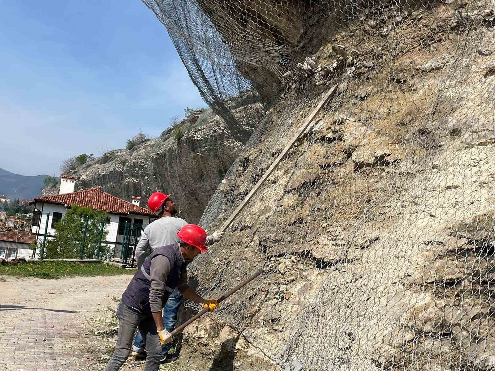 KARABÜK'ÜN SAFRANBOLU İLÇESİNDE KAYALIKLARDAN TAŞ DÜŞMELERİNE KARŞI ÖNLEMLER ALINDI.