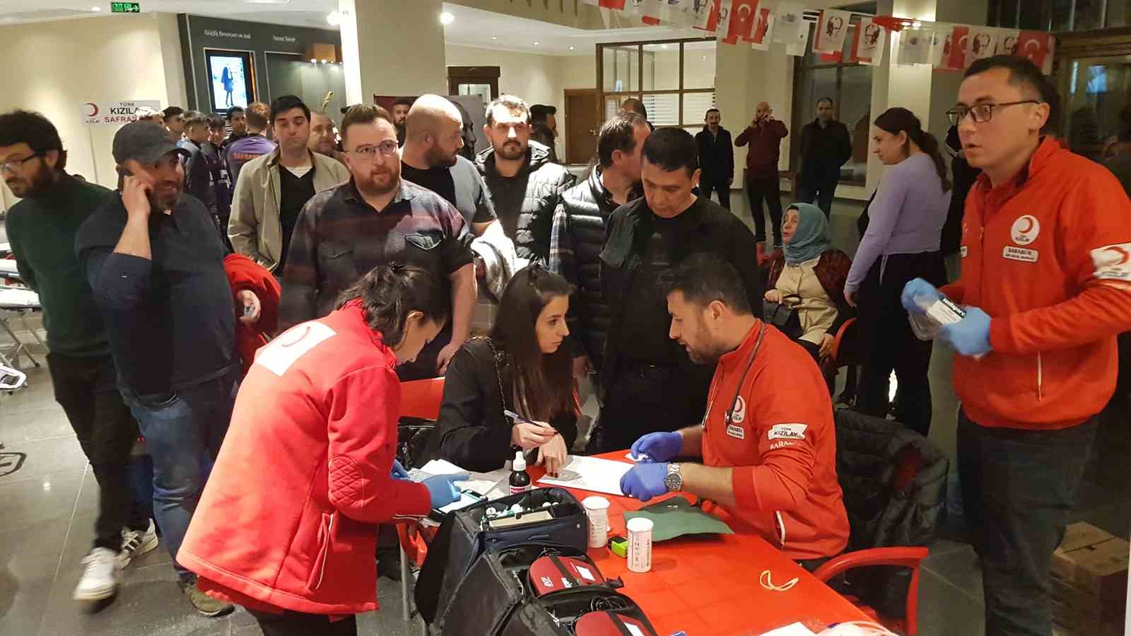 KARABÜK'ÜN SAFRANBOLU İLÇESİNDE YÜZLERCE KİŞİ AZALAN KAN STOKLARI NEDENİYLE KAN