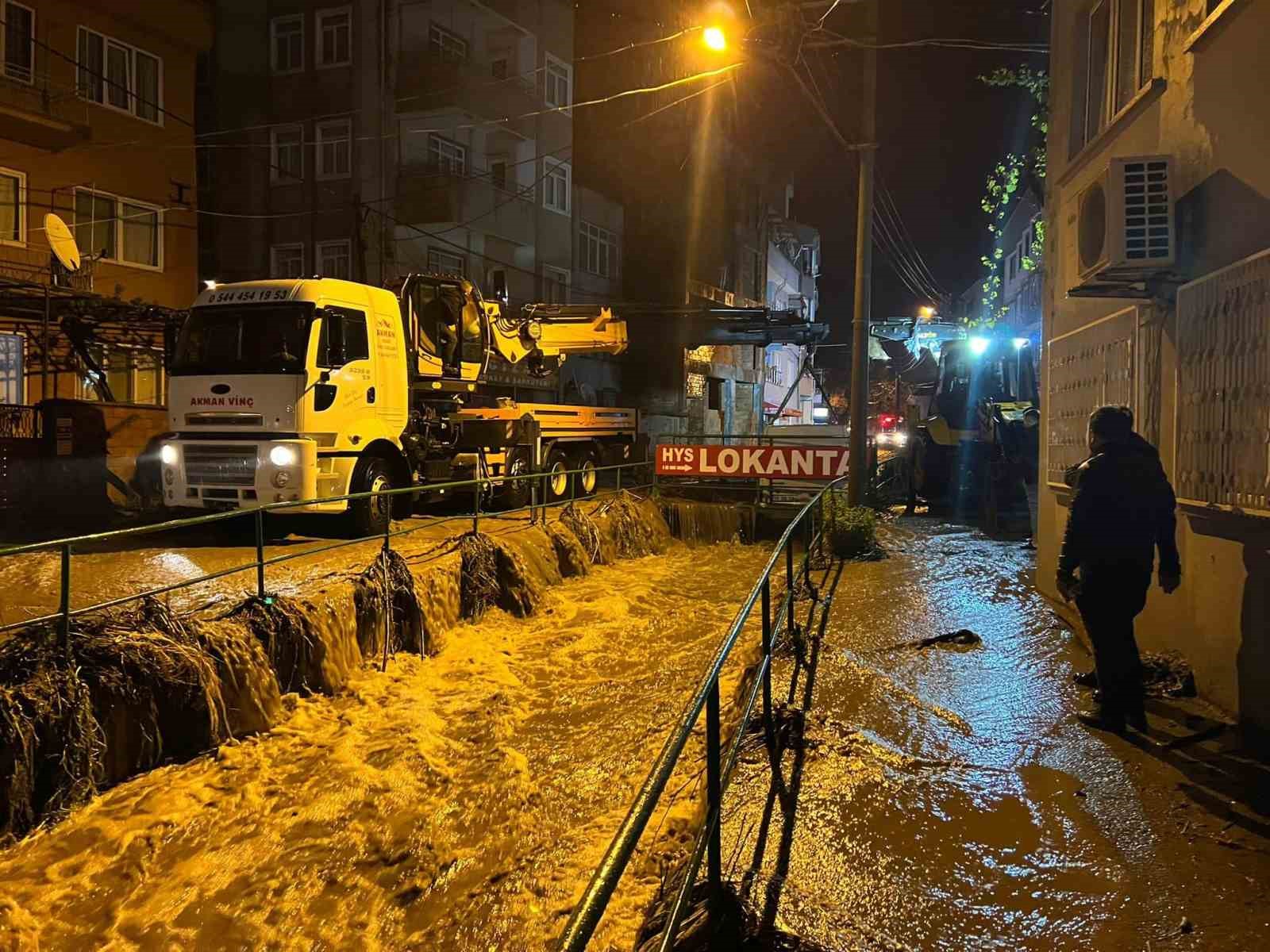 BALIKESİR'İN BİGADİÇ İLÇESİNDE AKŞAM SAATLERİNDE BAŞLAYAN SAĞANAK YAĞIŞ SONUCU MEYDANA