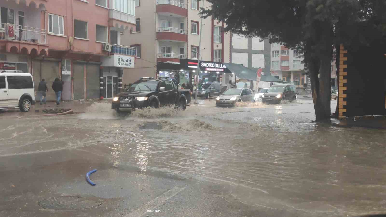 MALATYA’DA DÜNDEN BERİ ETKİLİ OLAN SAĞANAK YAĞIŞ NEDENİYLE BAZI SOKAK