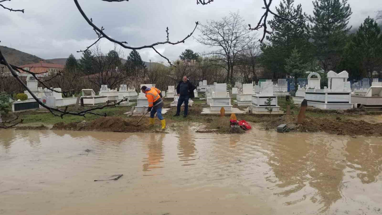 ERZİNCAN’DA ETKİLİ OLAN YAĞIŞLAR ÇAĞLAYAN BELDESİNDE SEL SU BASKINLARINA NEDEN
