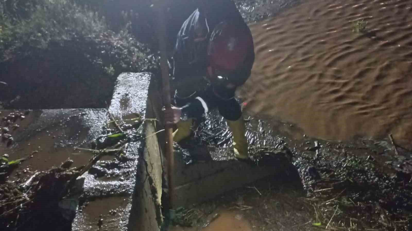 AŞIRI YAĞIŞLAR SONUCU NUSAYBİN MARDİN ARASI (İPEKYOLU) YENİKÖY KARAKOLU CİVARINDA