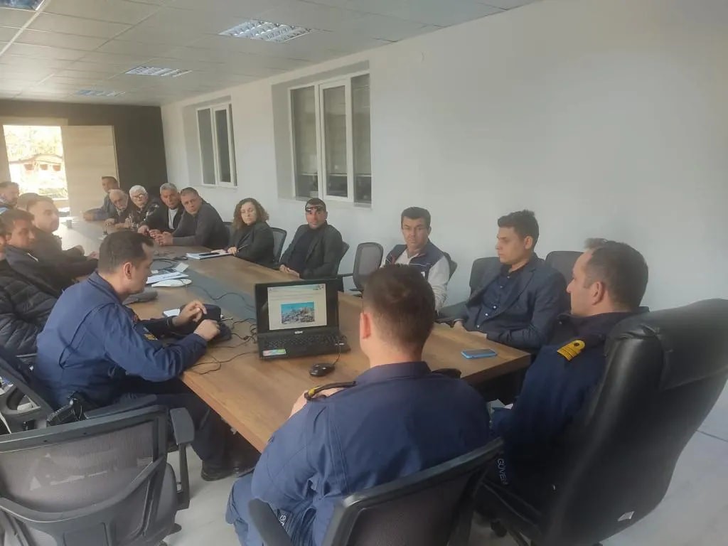 BALIK AVLANMA SEZONUNUN BİTMESİNE SAYILI GÜNLER KALA KUŞADASI İLÇESİNDE SAHİL