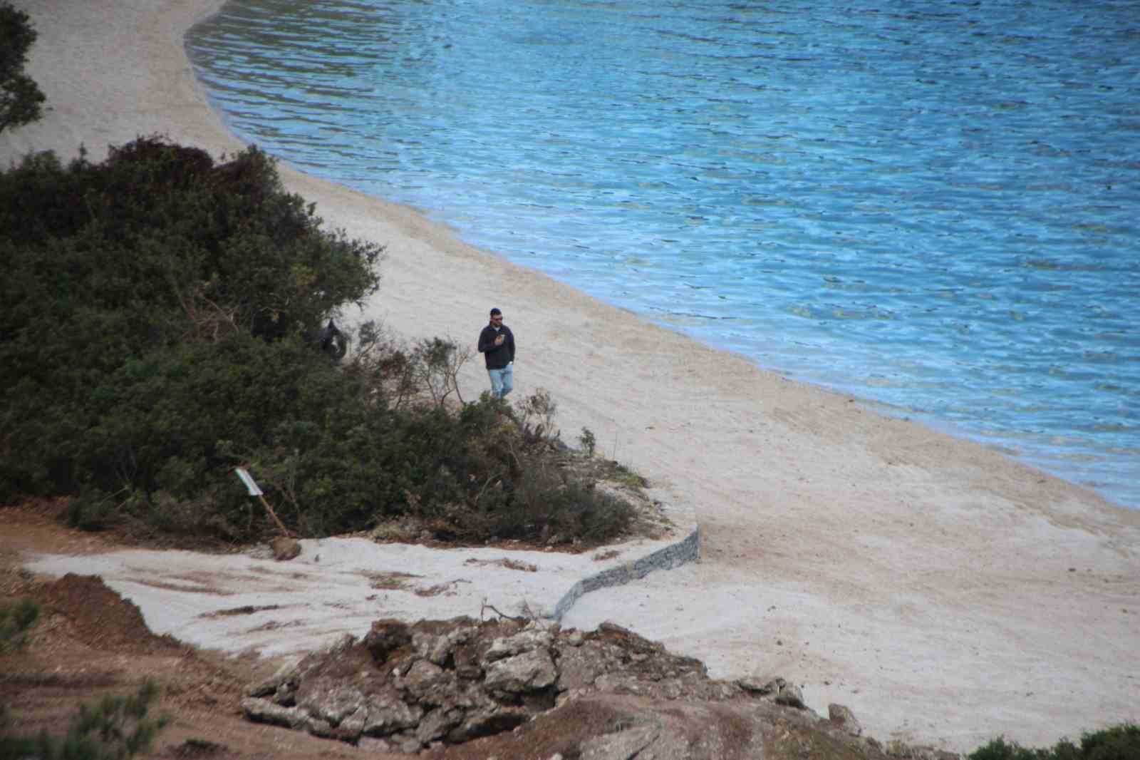 MUĞLA’NIN BODRUM İLÇESİNDE SAHİLE BEYAZ KUMLAR DÖKÜLDÜ, KUM DERİNE KAÇMASIN