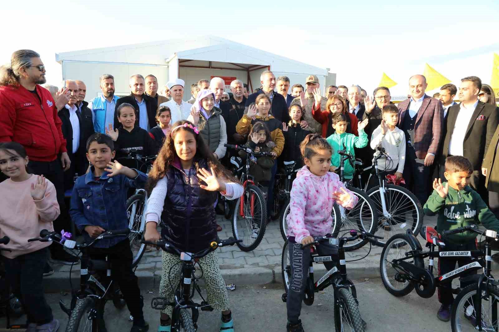 GAZİANTEP BÜYÜKŞEHİR BELEDİYE BAŞKANI FATMA ŞAHİN, DEPREMDEN ETKİLENEN İSLAHİYE VE