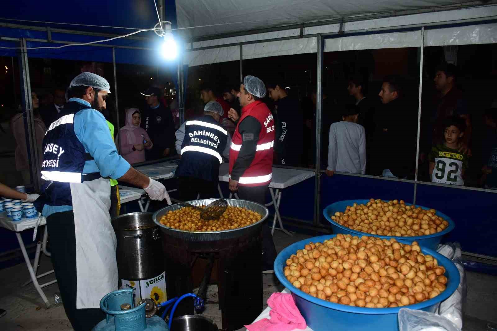 ŞAHİNBEY BELEDİYESİ, KADİR GECESİ’NDE İFTAR YEMEĞİNİN YANI SIRA TERAVİH NAMAZI