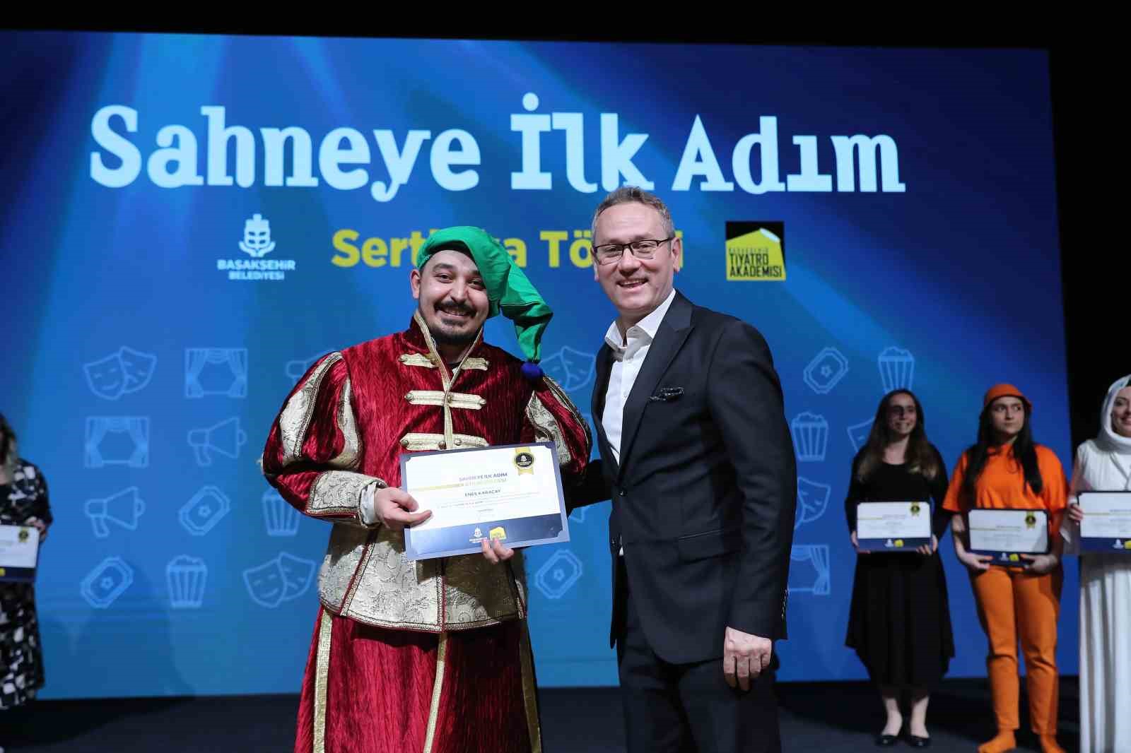 KURSİYERLERE SERTİFİKALARINI BAŞAKŞEHİR BELEDİYE BAŞKANI YASİN KARTOĞLU VERDİ.