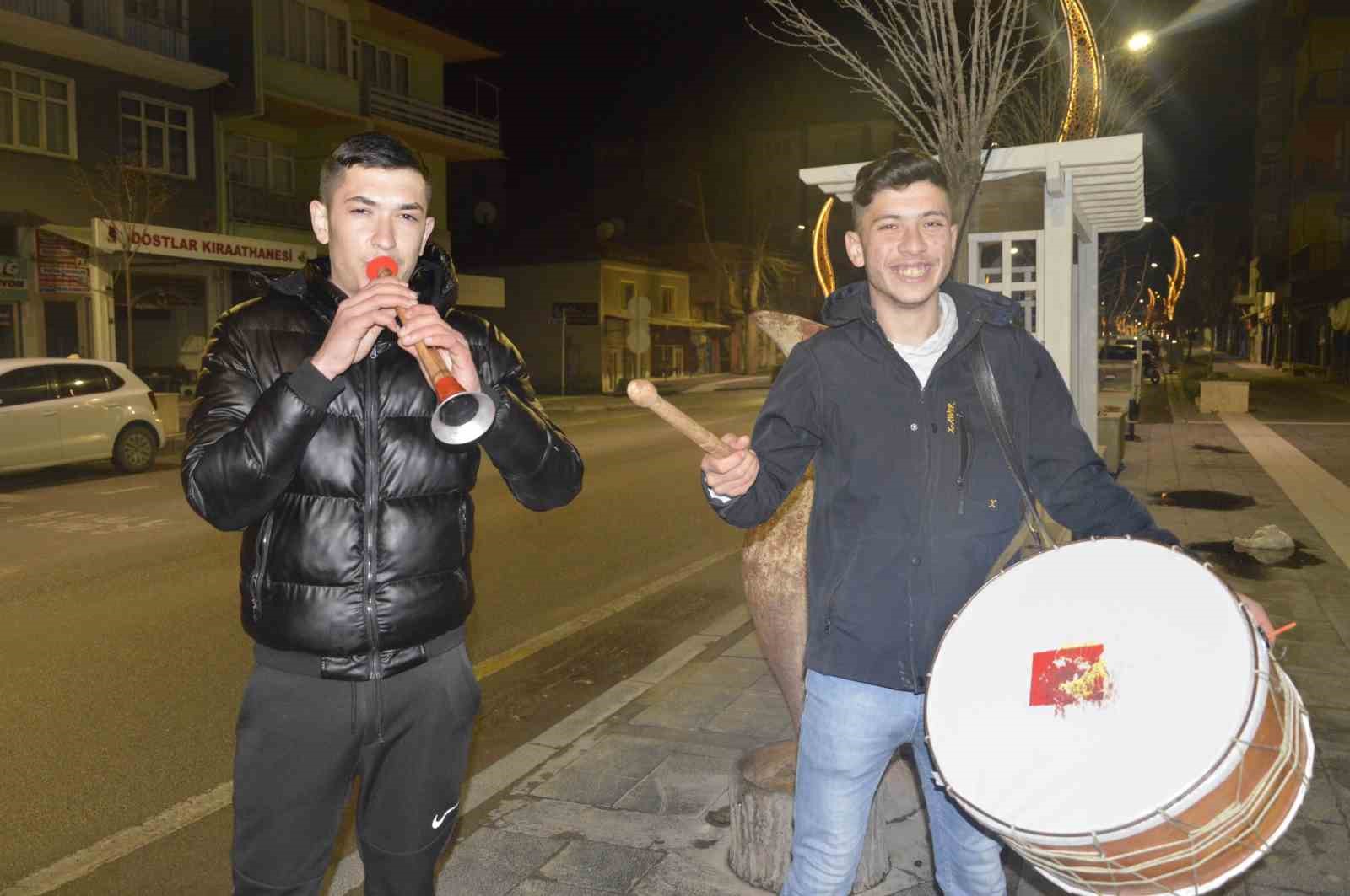 BURDUR’UN GÖLHİSAR İLÇESİNDE GENÇ KUŞAK DAVULCULAR SAHURDA DAVUL GELENEĞİNİ YAŞATMAYA