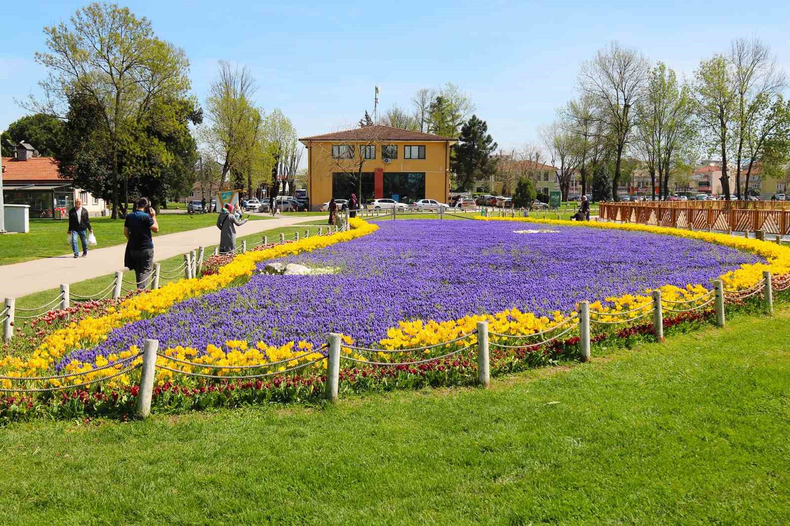 SAKARYA BÜYÜKŞEHİR BELEDİYESİ ŞEHİRDEKİ TÜM PARK İLE BAHÇELERİ LALELER, SÜMBÜLLER