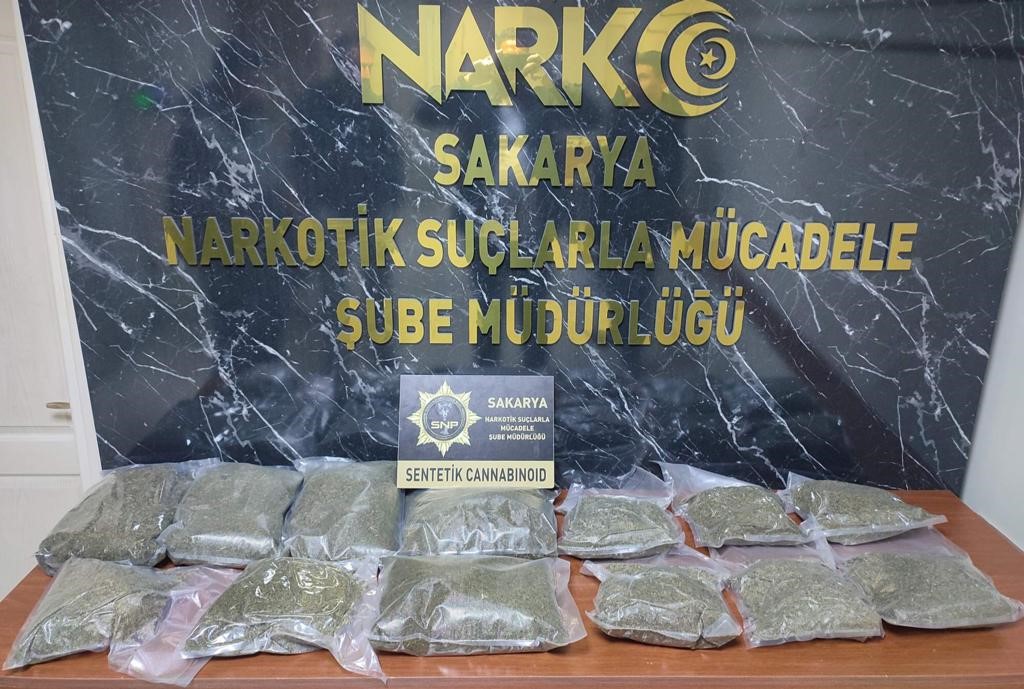 SAKARYA’DA POLİS EKİPLERİNCE İKİ İLÇEDE GERÇEKLEŞTİRİLEN UYUŞTURUCU OPERASYONUNDA 10 KİLO