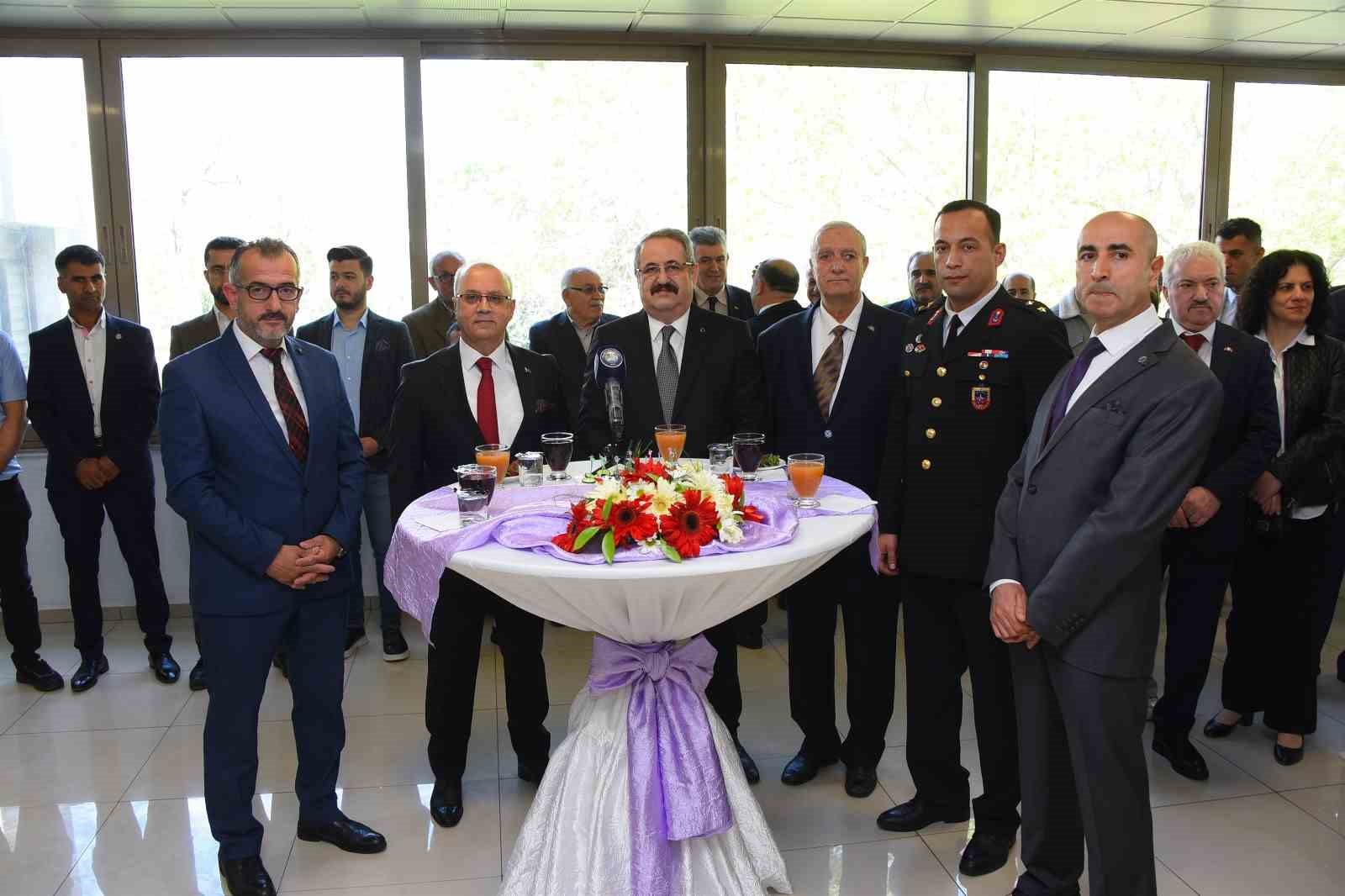 MANİSA’NIN SALİHLİ İLÇE PROTOKOLÜ VE VATANDAŞLAR BELEDİYE HİZMET BİNASINDA DÜZENLENEN