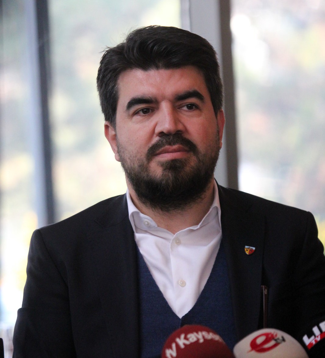 KAYSERİSPOR BASIN SÖZCÜSÜ SAMET KOÇ, FENERBAHÇE MAÇININ HAKEM TRİOSUNU ELEŞTİREREK,
