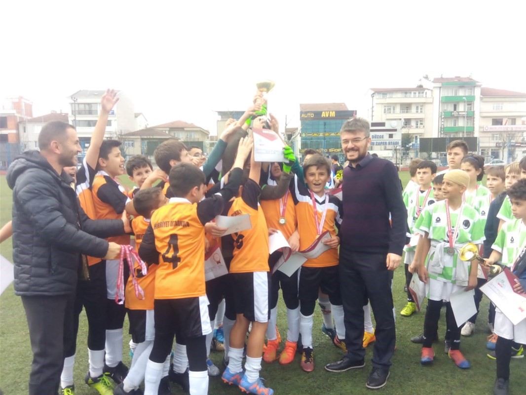 KÜÇÜKLER ERKEKLER FUTBOL MÜSABAKALARININ ŞAMPİYONU HÜRRİYET ORTAOKULU OLDU.