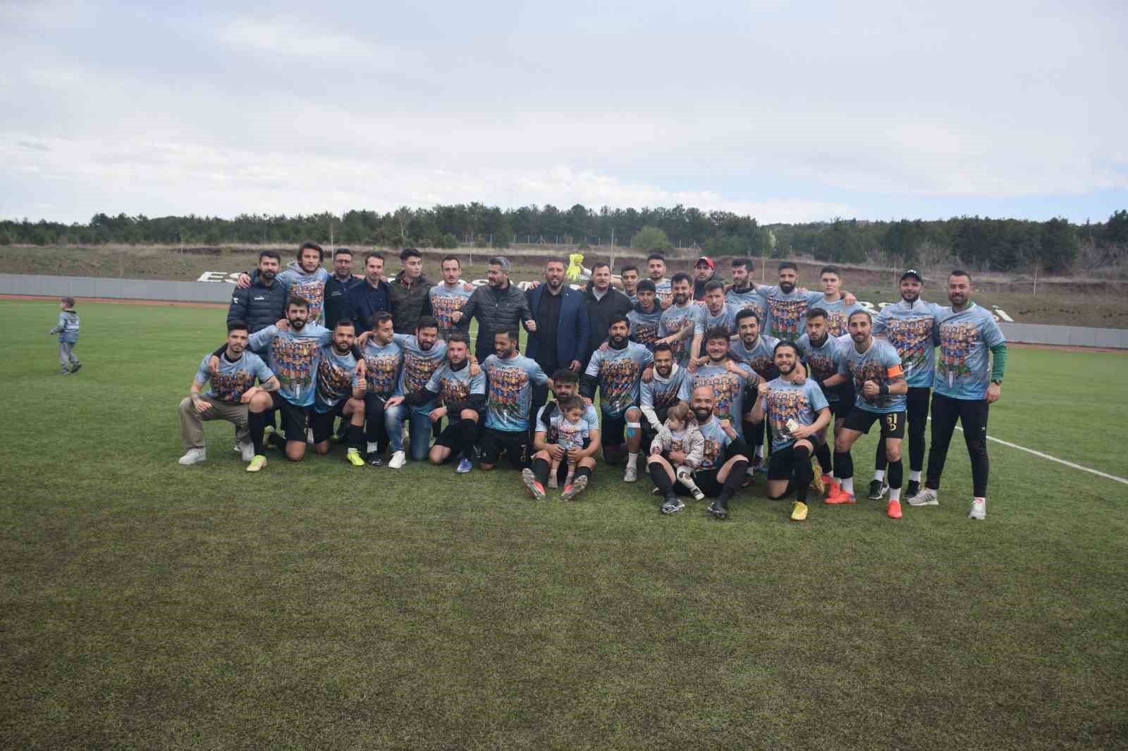 ANADOLU ÜNİVERSİTESİ FUTBOL TAKIMI, GEÇTİĞİMİZ GÜNLERDE BÖLGESEL AMATÖR LİG 8.