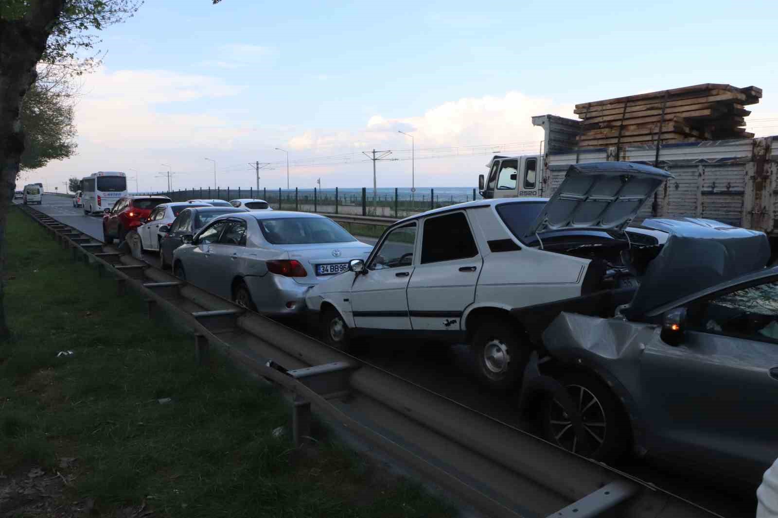 SAMSUN'DA MEYDANA GELEN ZİNCİRLEME TRAFİK KAZASINDA 7 OTOMOBİL BİRBİRİNE GİRDİ.