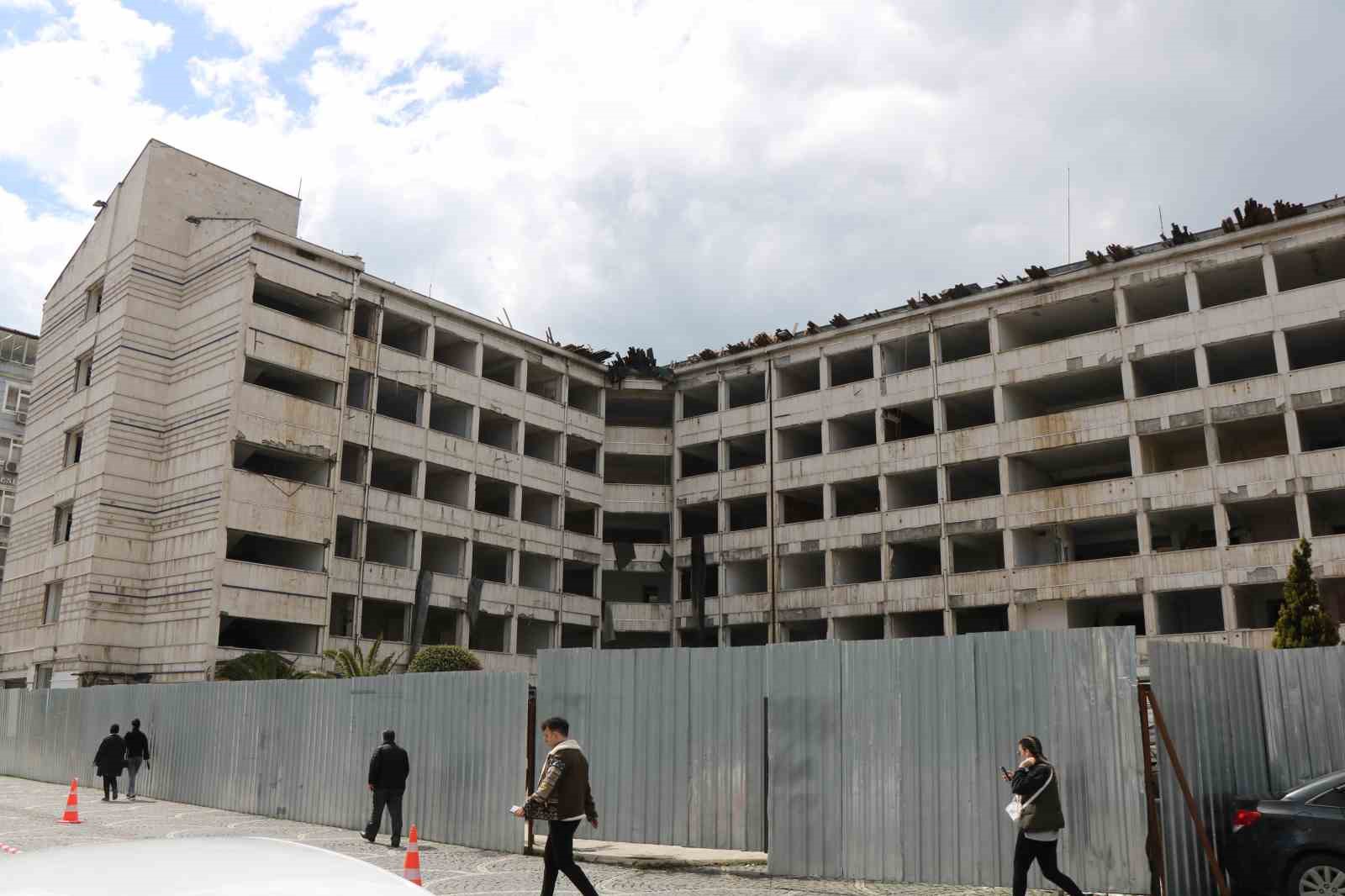 TARİHİ SAMSUN BÜYÜKŞEHİR BELEDİYE BİNASININ YANINDAKİ BELEDİYE BİNASININ YIKIMINA BAŞLANIYOR.