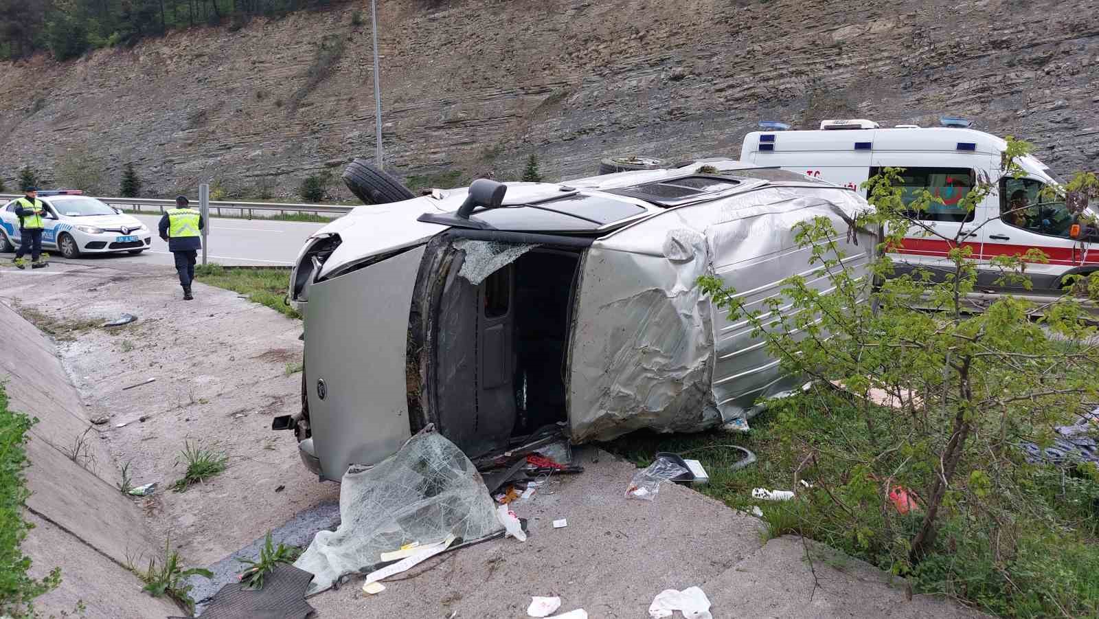 İSTANBUL'DAN TRABZON'A GİDEN MİNİBÜSÜN SAMSUN'DA TAKLA ATMASI SONUCU 4 KİŞİ