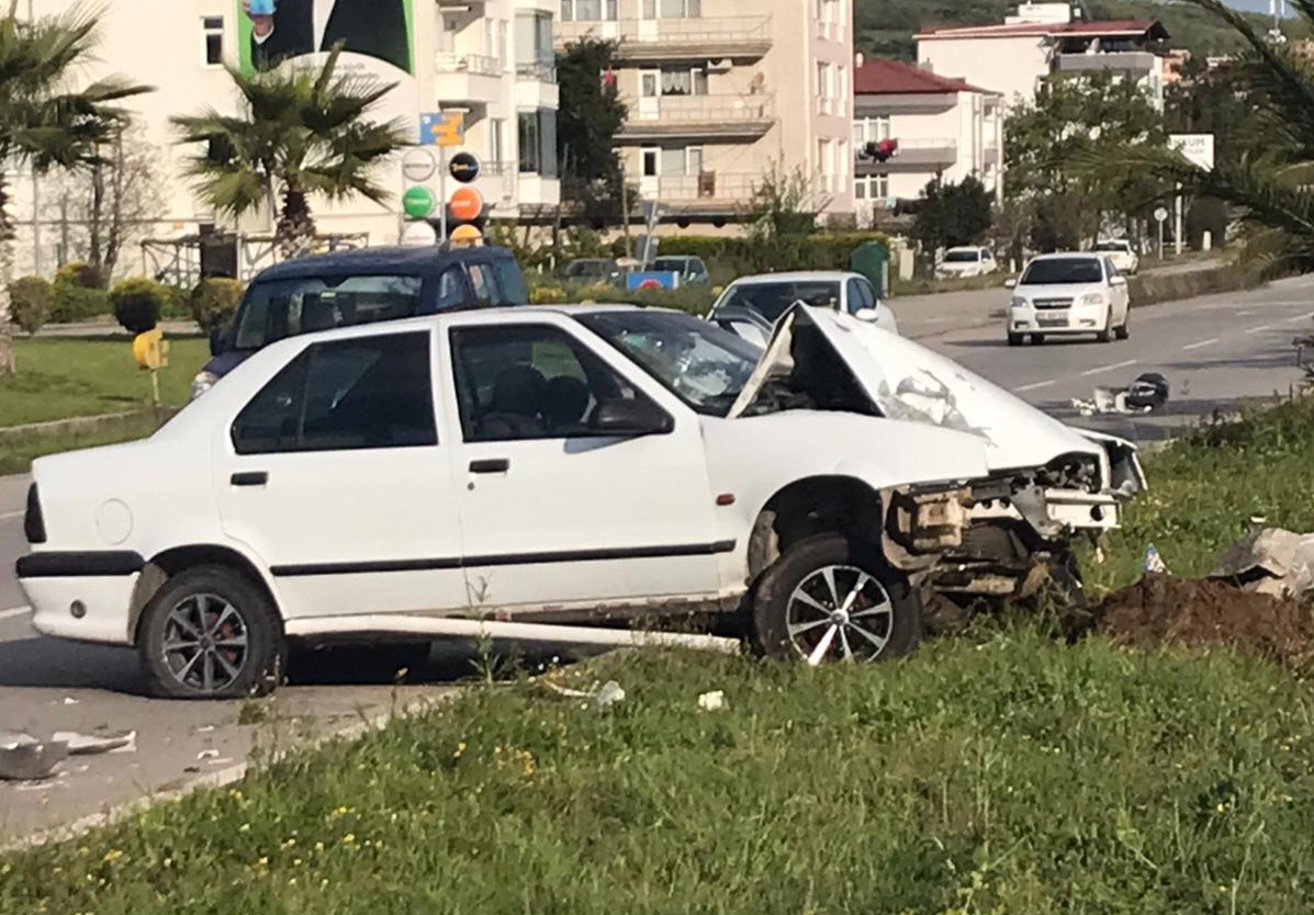 SAMSUN'DA YOLDAN ÇIKAN OTOMOBİLİN REFÜJDEKİ AYDINLATMA DİREĞİNE ÇARPTIĞI KAZADA 1