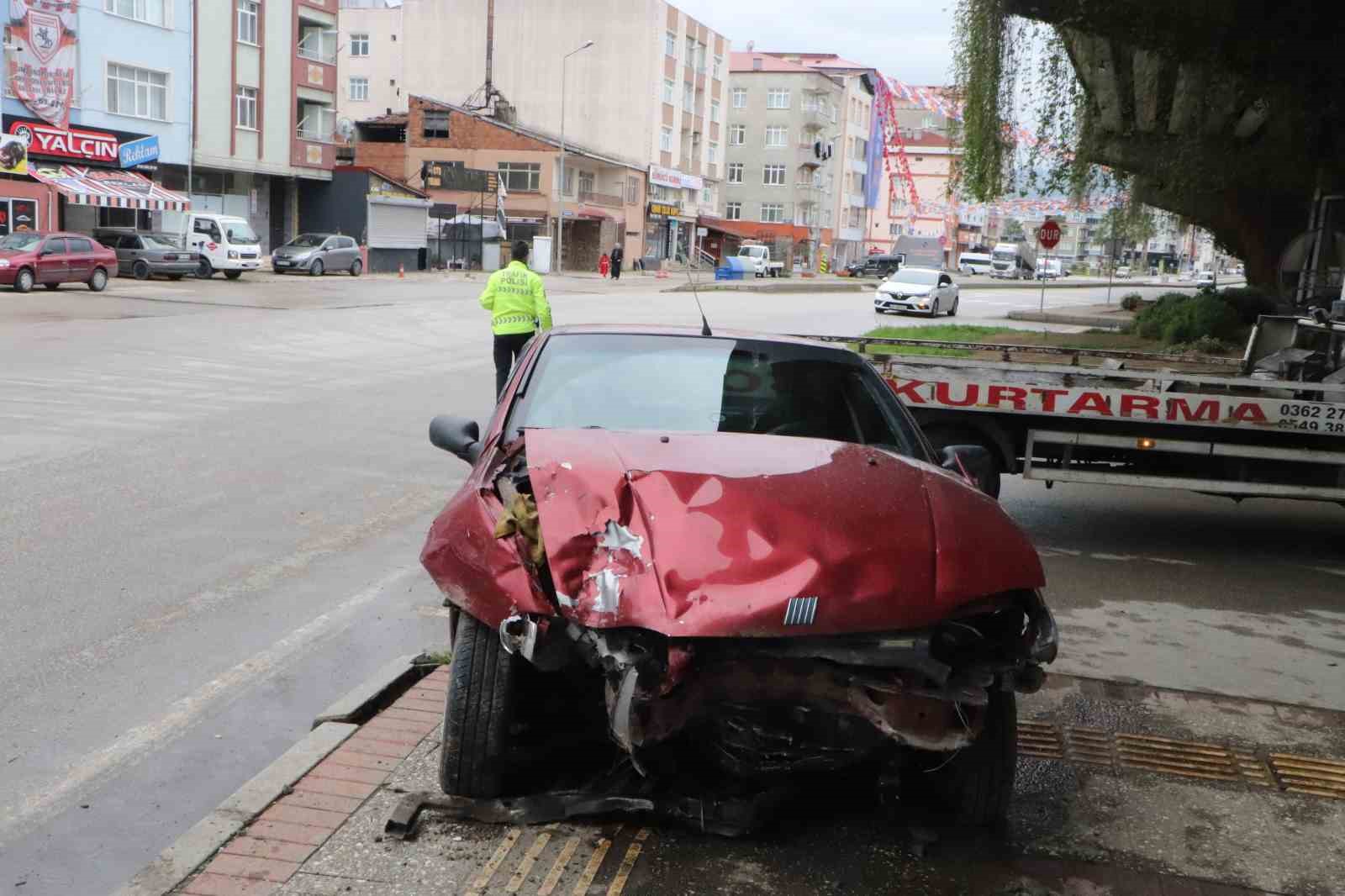 SAMSUN'DA MEYDANA GELEN TRAFİK KAZASINDA İKİ OTOMOBİLİN KAVŞAKTA ÇARPIŞMASI SONUCU