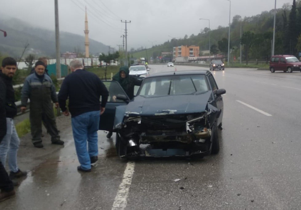 SAMSUN'DA MEYDANA GELEN TRAFİK KAZASINDA 3 KİŞİ YARALANDI.