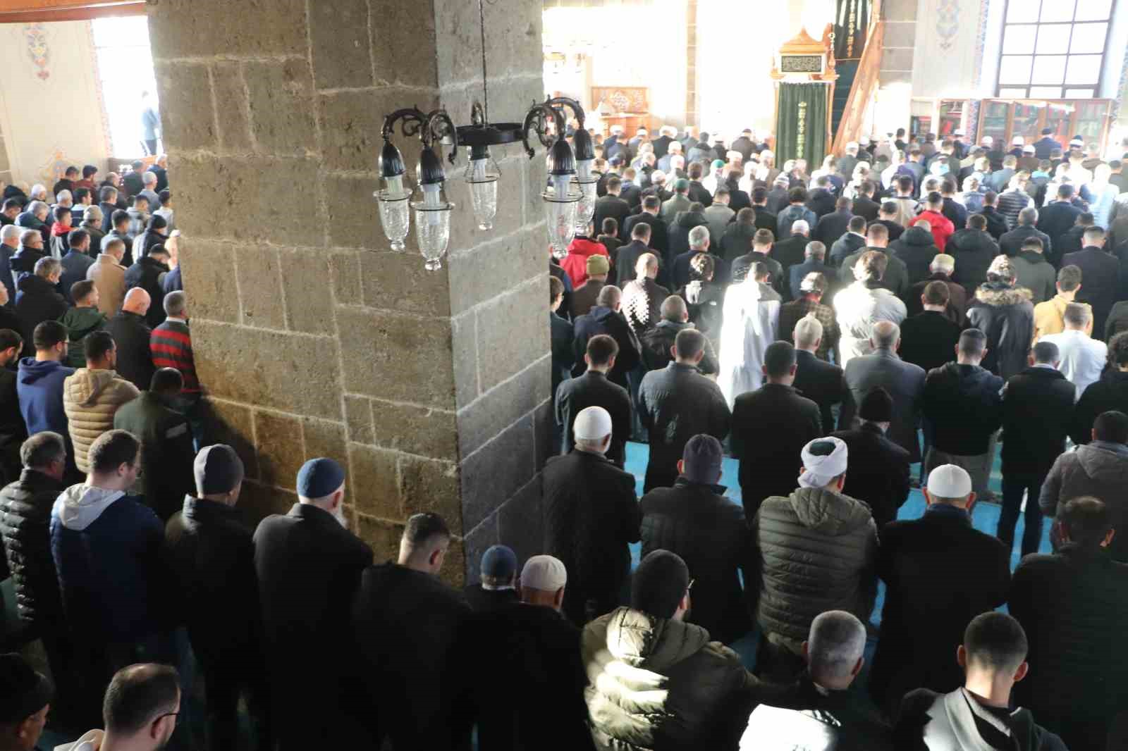 SAMSUN'DA RAMAZAN BAYRAMI SABAHINDA CAMİYE KOŞAN VATANDAŞLAR BAYRAM NAMAZINI HUŞU