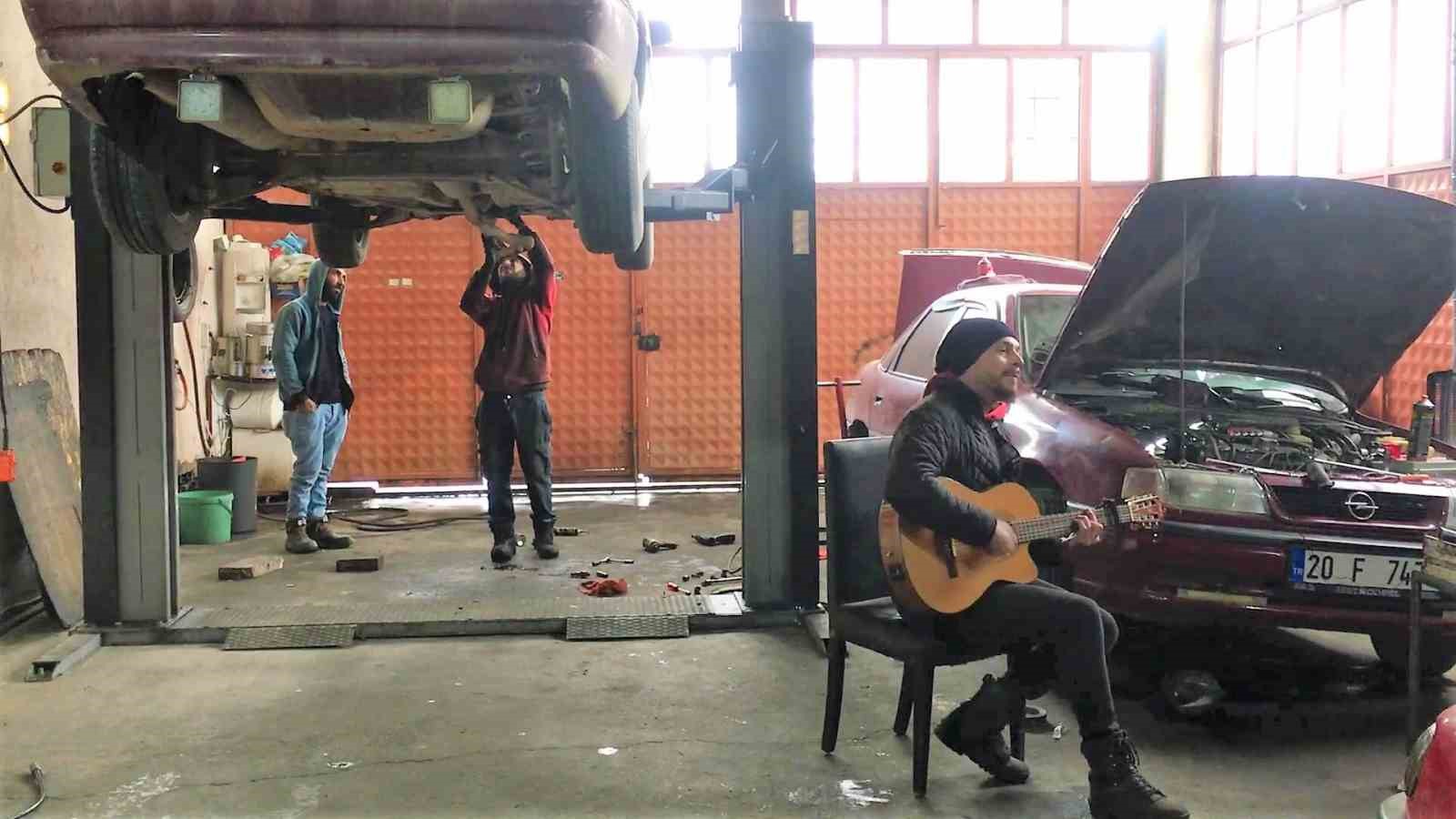 DENİZLİ’DE GÜNDÜZLERİ KENDİNE AİT İŞ YERİNDE ARAÇ TAMİRİ YAPAN GENÇ,