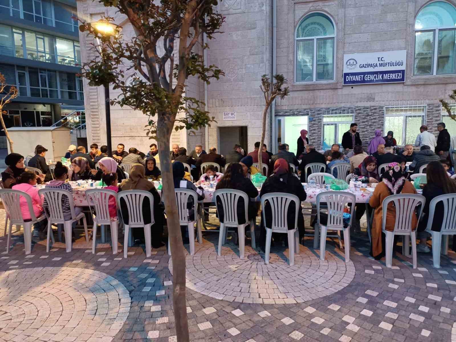 ANTALYA'NIN GAZİPAŞA İLÇE MÜFTÜLÜĞÜ TARAFINDAN ORGANİZE EDİLEN İFTAR PROGRAMINDA SANAYİ