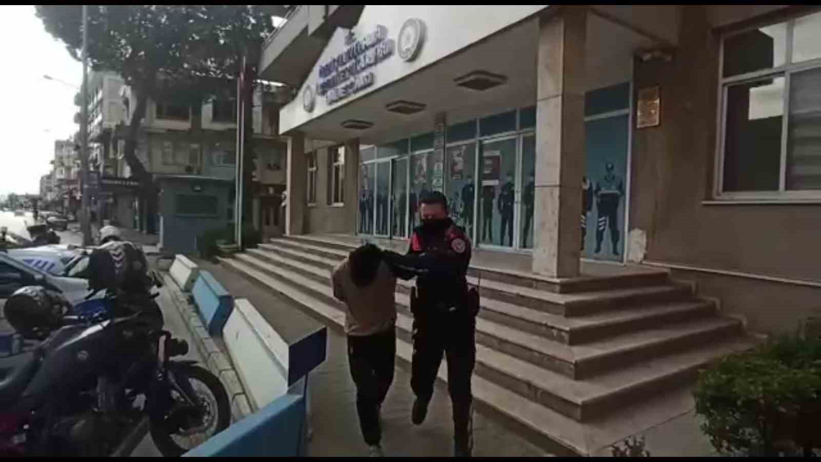 İZMİR'İN ÖDEMİŞ İLÇESİNDE BİR İŞ YERİNE İP SARKITARAK GİREN VE