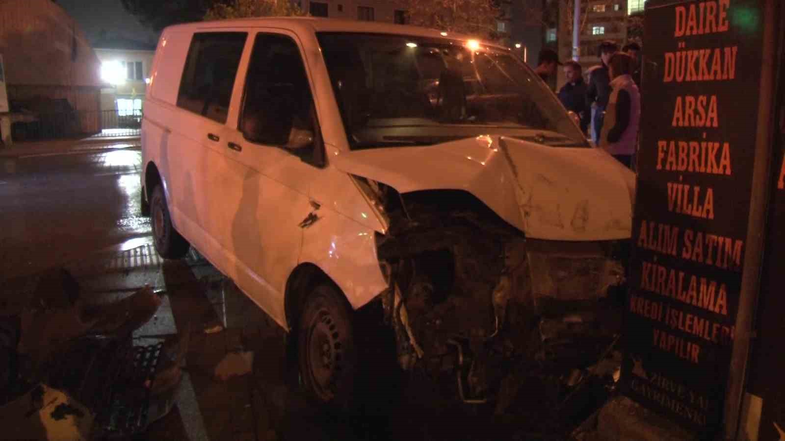 İSTANBUL'UN SANCAKTEPE İLÇESİNDE OTOMOBİL İLE MİNİBÜSÜN ÇARPIŞMASI SONUCU MEYDANA GELEN