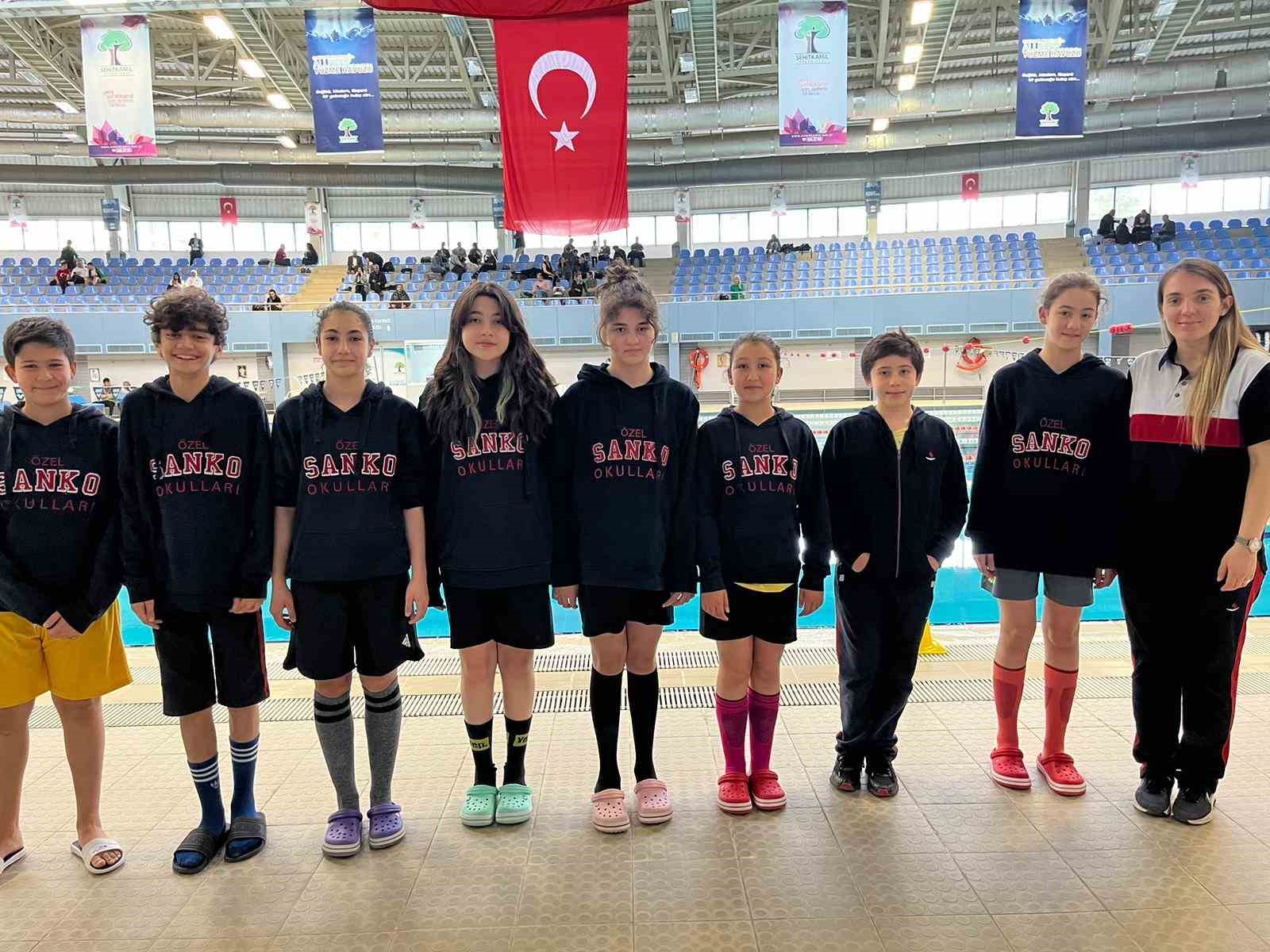 SANKO OKULLARI ÖĞRENCİLERİNDEN TUNA KARAKUŞ, AZRA AKSOY VE ÇINAR ÖZKAMALI,