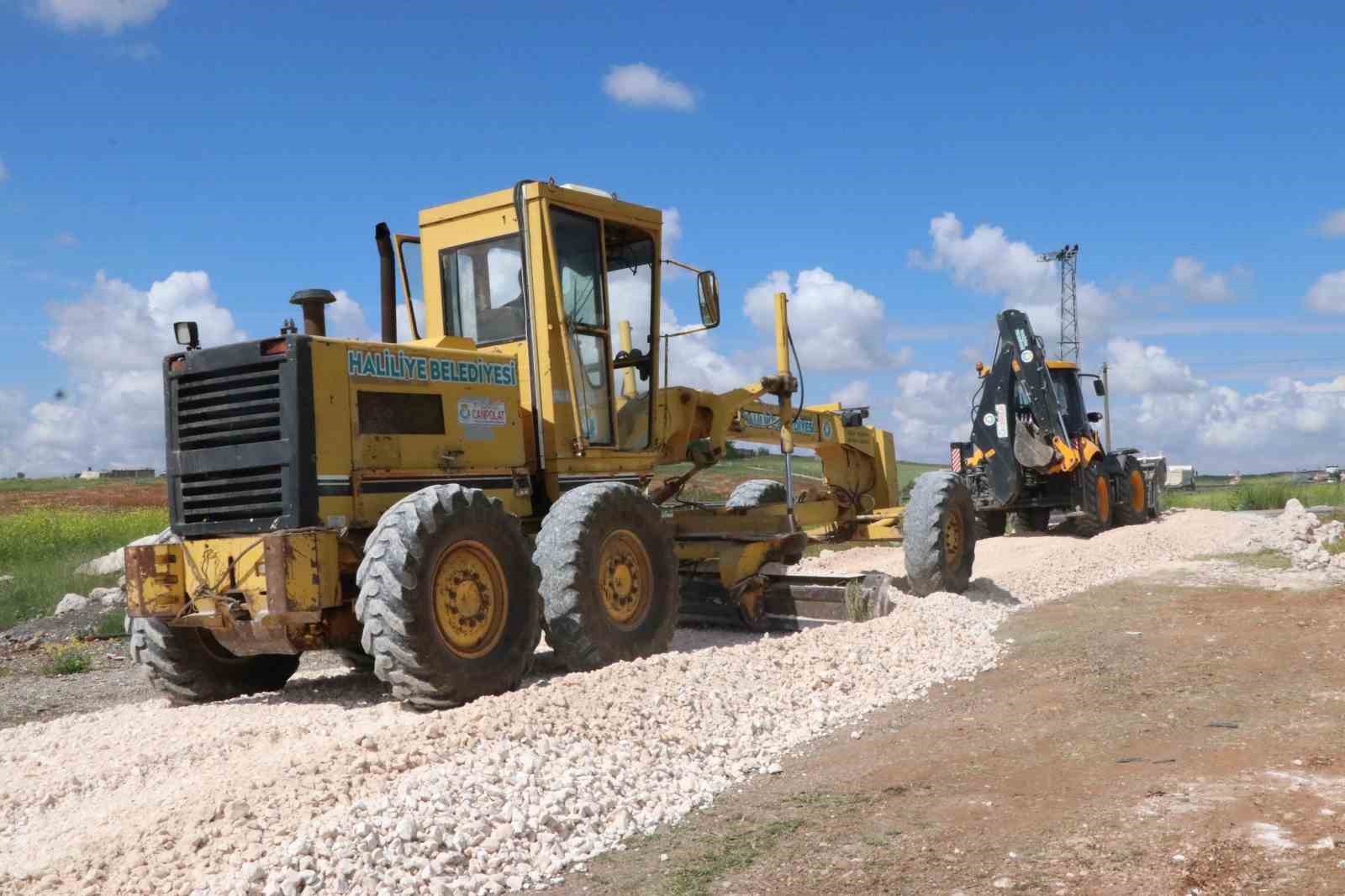 ŞANLIURFA KIRSALINDA YOL ÇALIŞMASI SÜRÜYOR