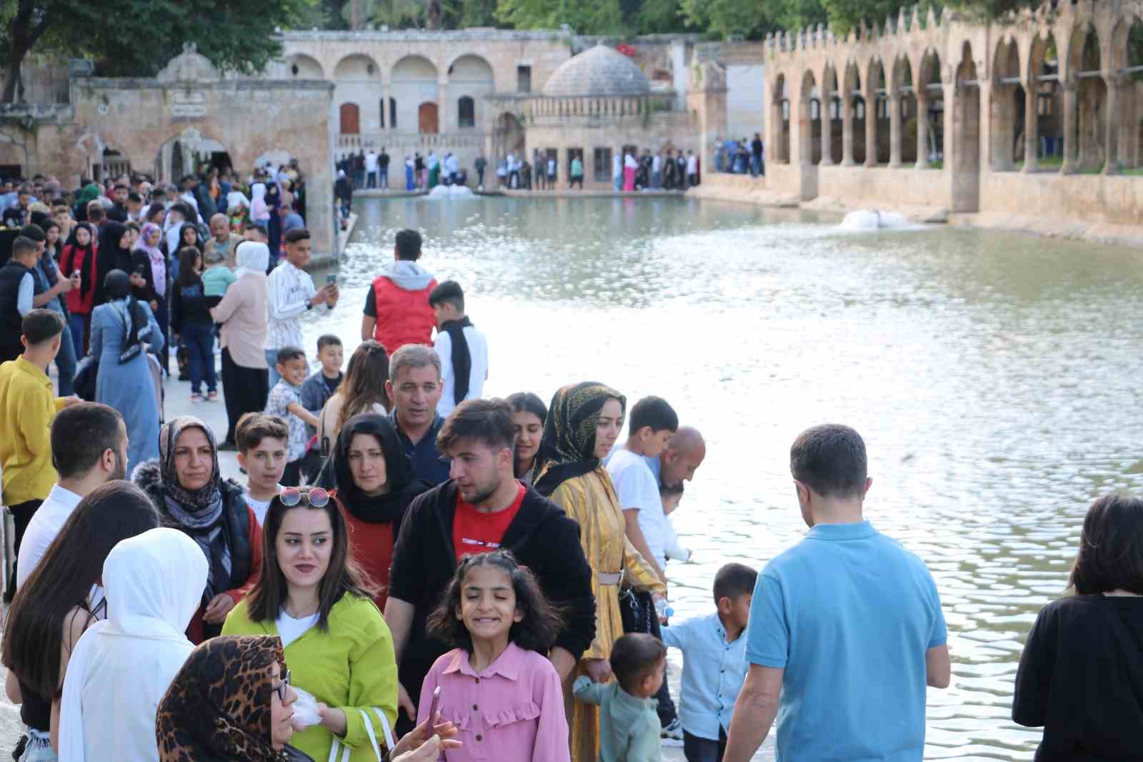 RAMAZAN BAYRAMI TATİLİNDE ŞANLIURFA'YA GELEN VATANDAŞLAR, TARİHİ BALIKLIGÖL YERLEŞKESİNDE YOĞUNLUK