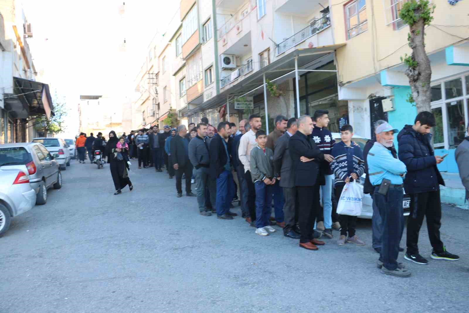 ŞANLIURFA’DA, BAYRAM NAMAZININ ARDINDAN 5 BİN KİŞİYE KENTİN YÖRESEL YEMEĞİ