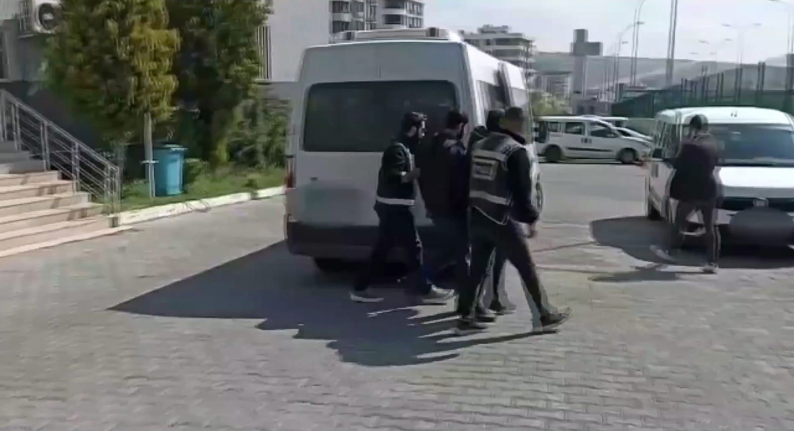 ŞANLIURFA'DA AĞIR HASARLI BİNADAN HIRSIZLIK YAPAN 2 ZANLI TUTUKLANDI