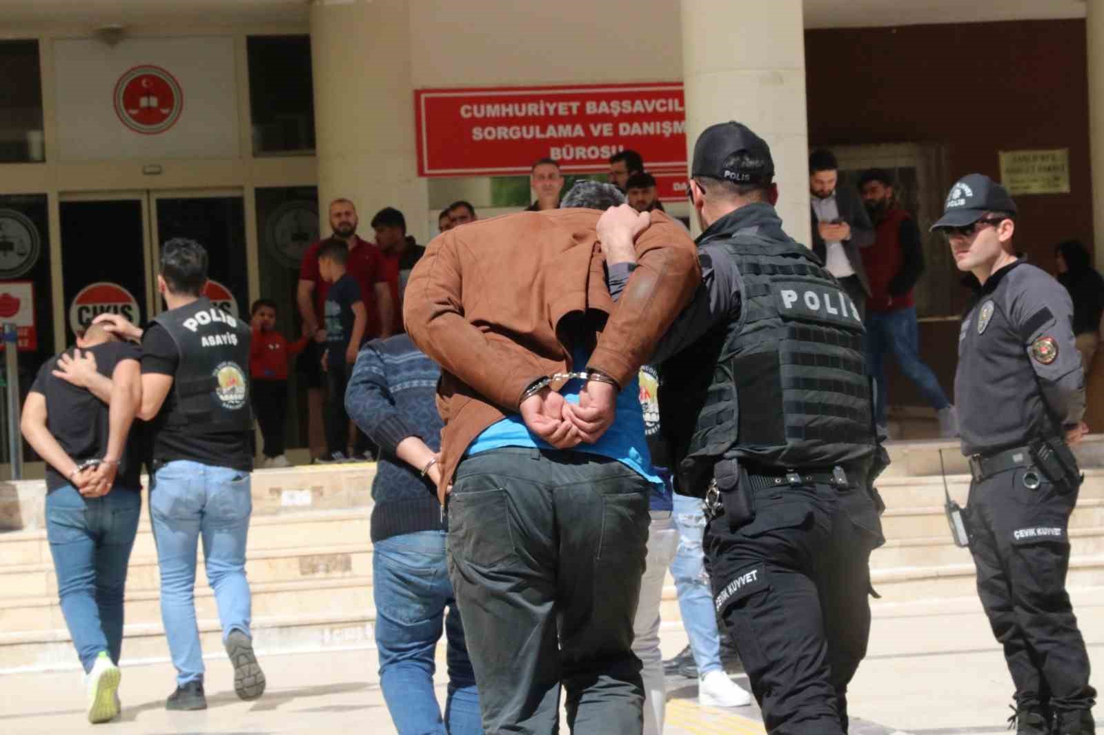 ŞANLIURFA'DA SİLAHLI KAVGAYA KARIŞAN 12 ŞÜPHELİ ADLİYEYE SEVK EDİLDİ.
