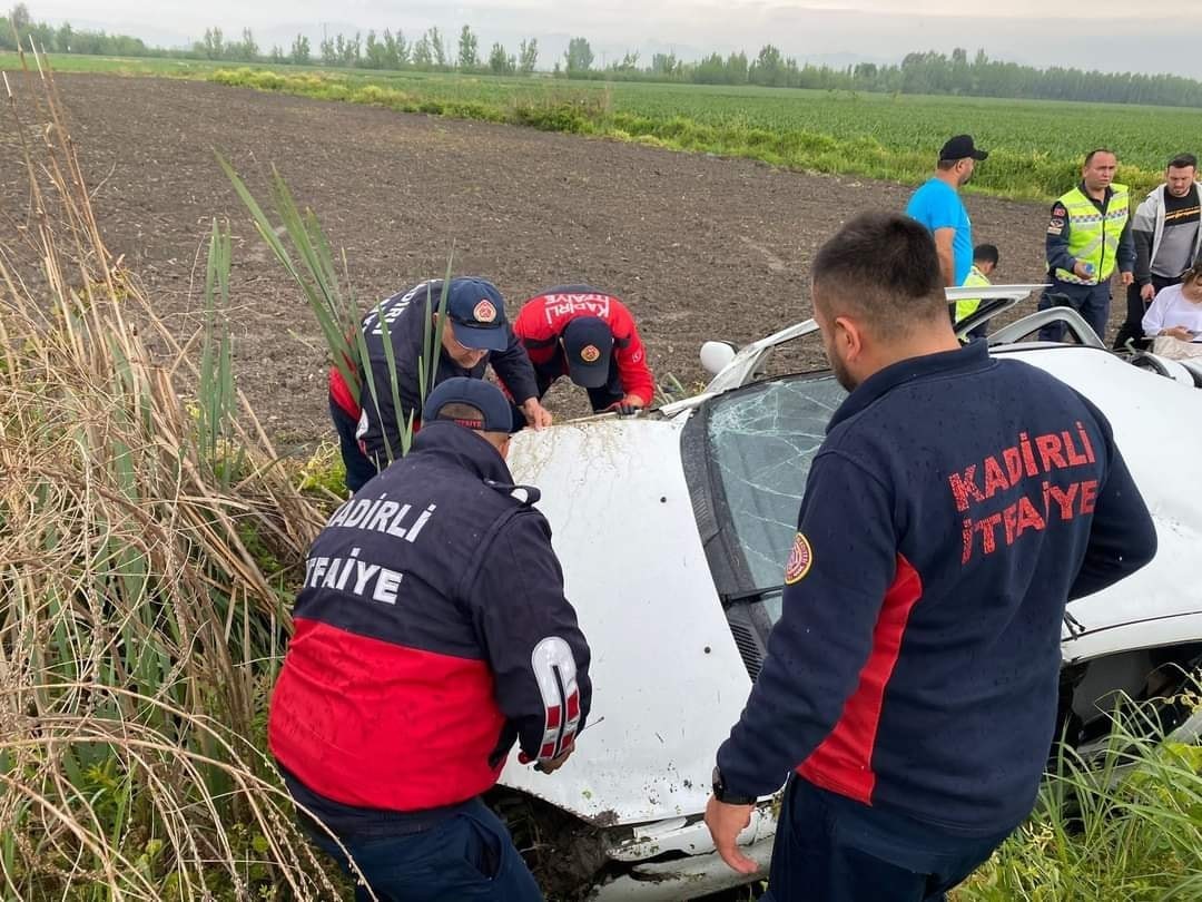 ŞARAMPOLE DEVRİLEN OTOMOBİLİN SÜRÜCÜSÜ YARALANDI