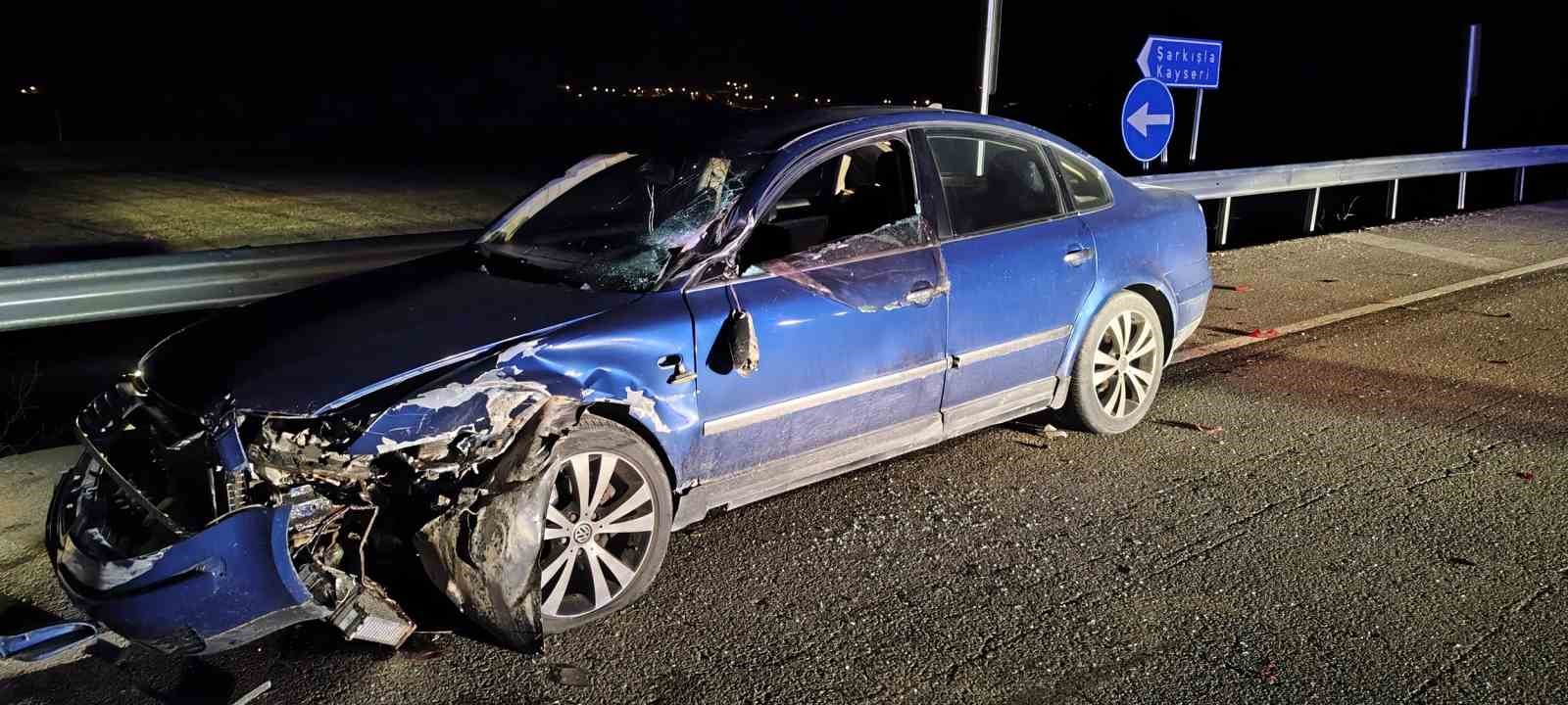 SİVAS ŞARKIŞLA İLÇESİNDE TIR İLE OTOMOBİLİN KAVŞAKTA ÇARPIŞMASI SONUCU MEYDANA