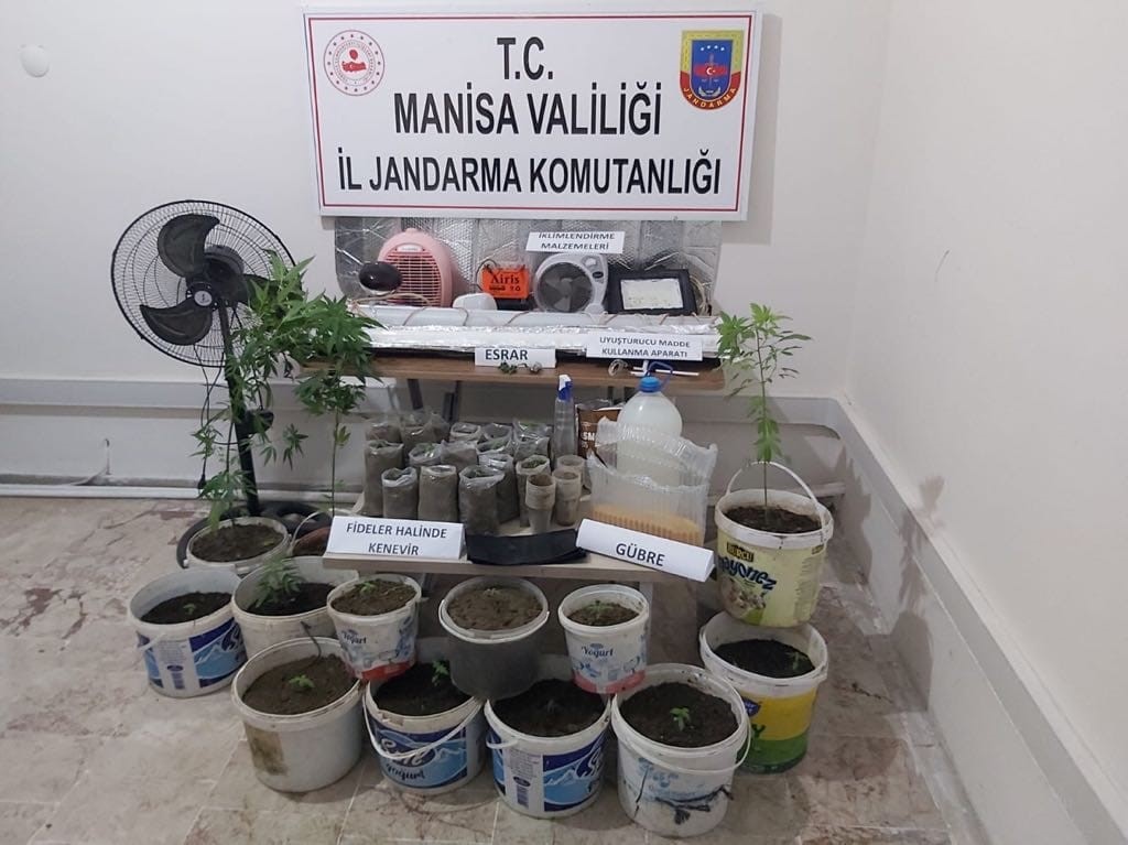 MANİSA'NIN SARUHANLI İLÇESİNDE JANDARMA EKİPLERİNİN İSTİHBARAT ÇALIŞMASI SONUCU OPERASYON DÜZENLEDİĞİ