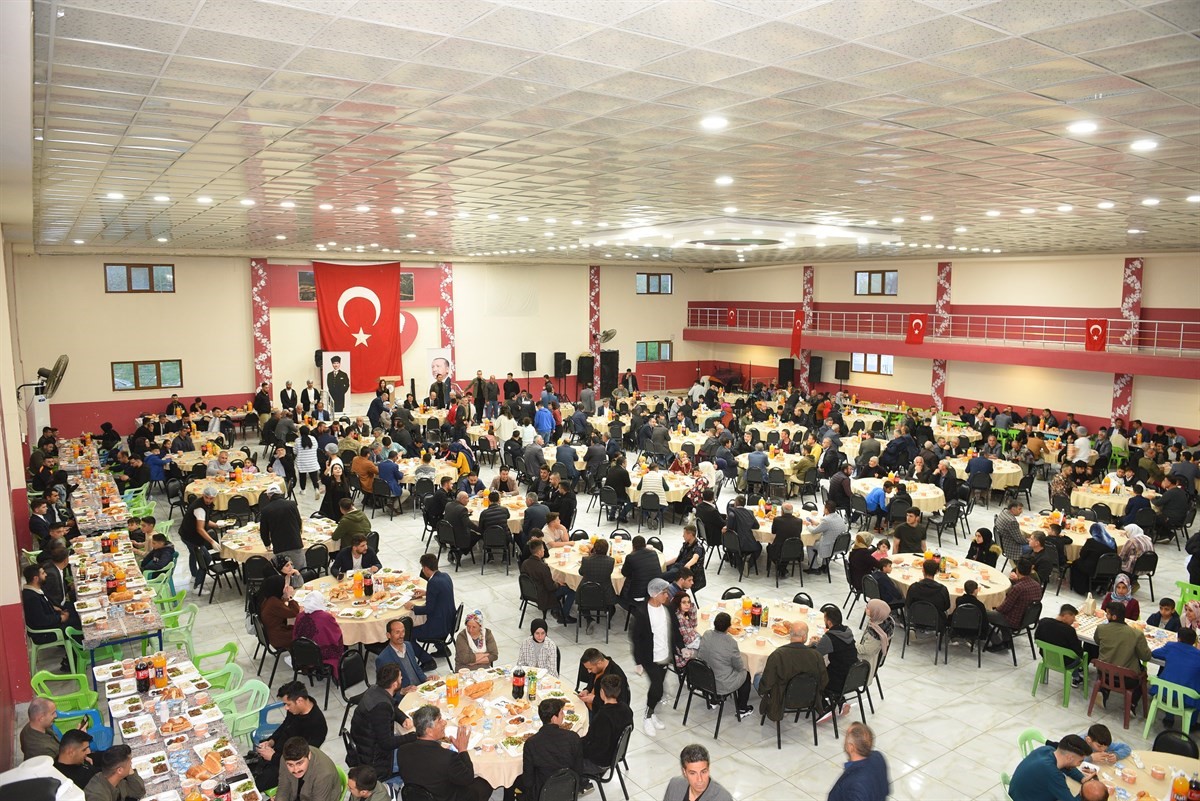 BATMAN'IN SASON İLÇE KAYMAKAMLIĞI TARAFINDAN BİN KİŞİYE İFTAR YEMEĞİ VERİLDİ.