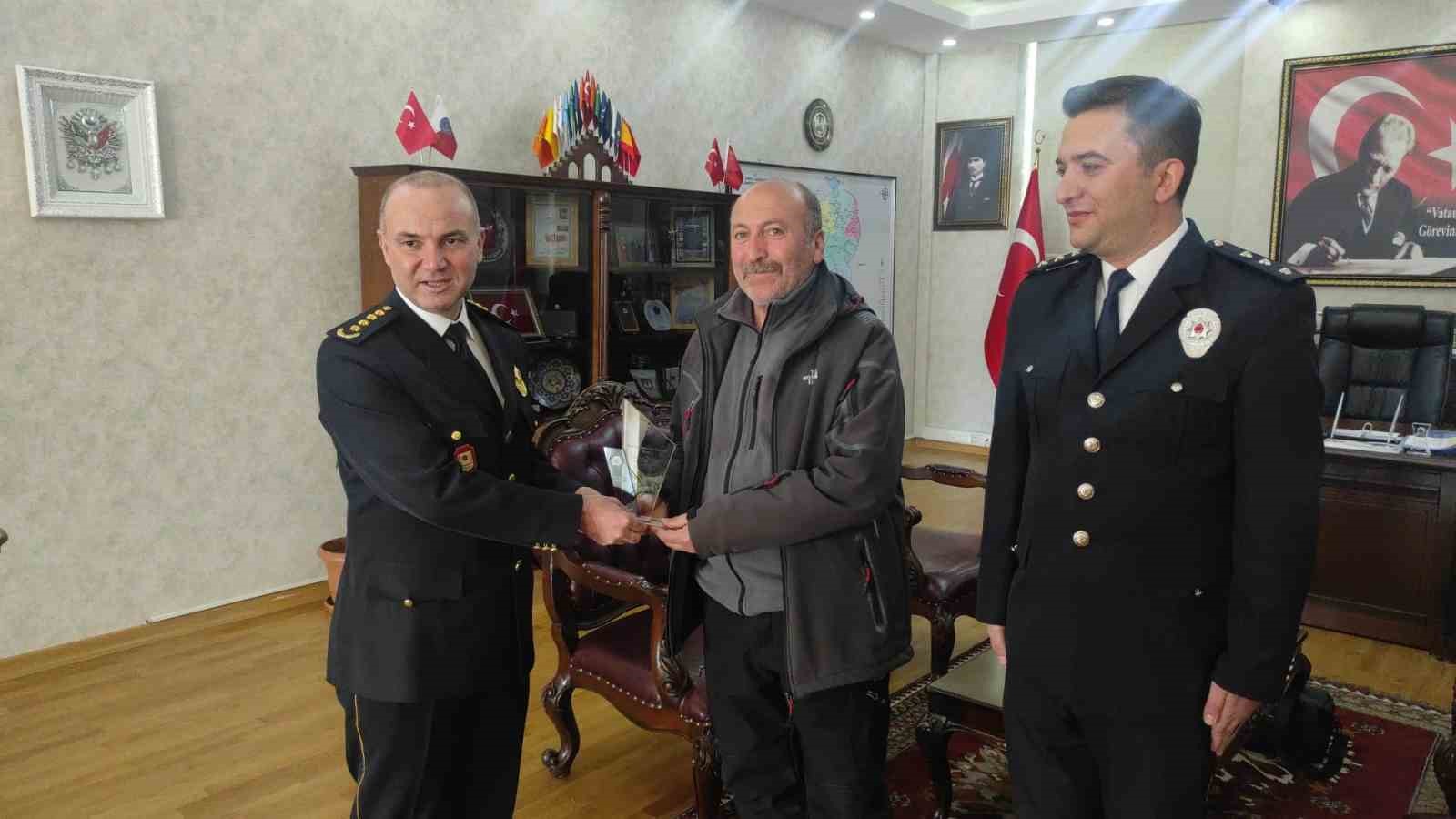 SATRANÇ TURNUVASINA KATILAN GAZETECİ VE POLİS ÖDÜLLENDİRİLDİ(KARS-İHA)