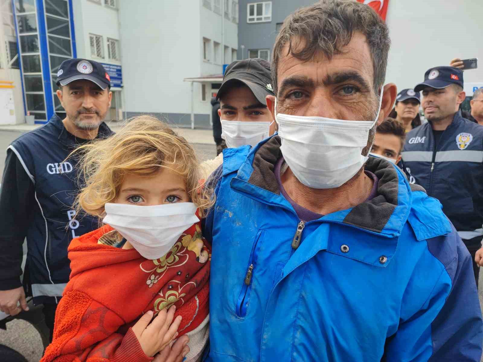 SURİYE’DEN KAÇAK YOLLARDAN ADANA’YA AİLESİYLE BİRLİKTE GELİRKEN YAKALANAN BİR ÇOCUK