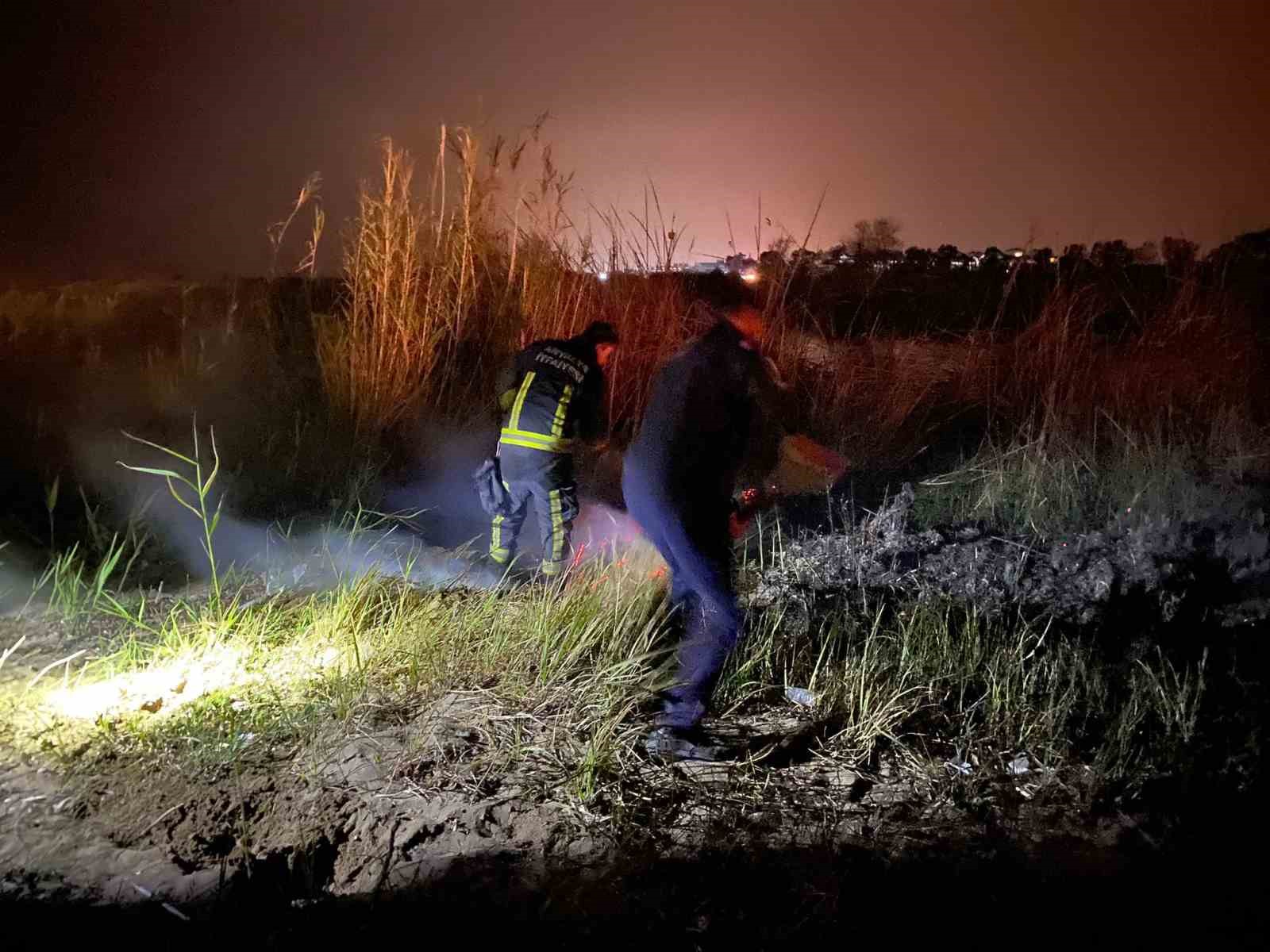 ANTALYA'NIN SERİK İLÇESİNDE BALIKÇI BARINAĞINDA SAZLIK ALANDA ÇIKAN YANGIN KORKUTTU.
