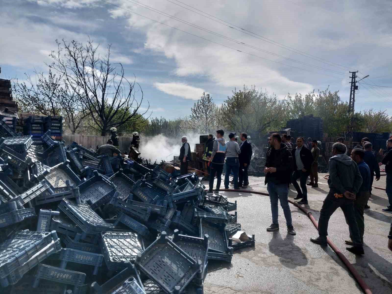 KONYA'NIN KARATAY İLÇESİNDE BULUNAN SEBZE HALİNDE ÇIKAN YANGIN İTFAİYE EKİPLERİ