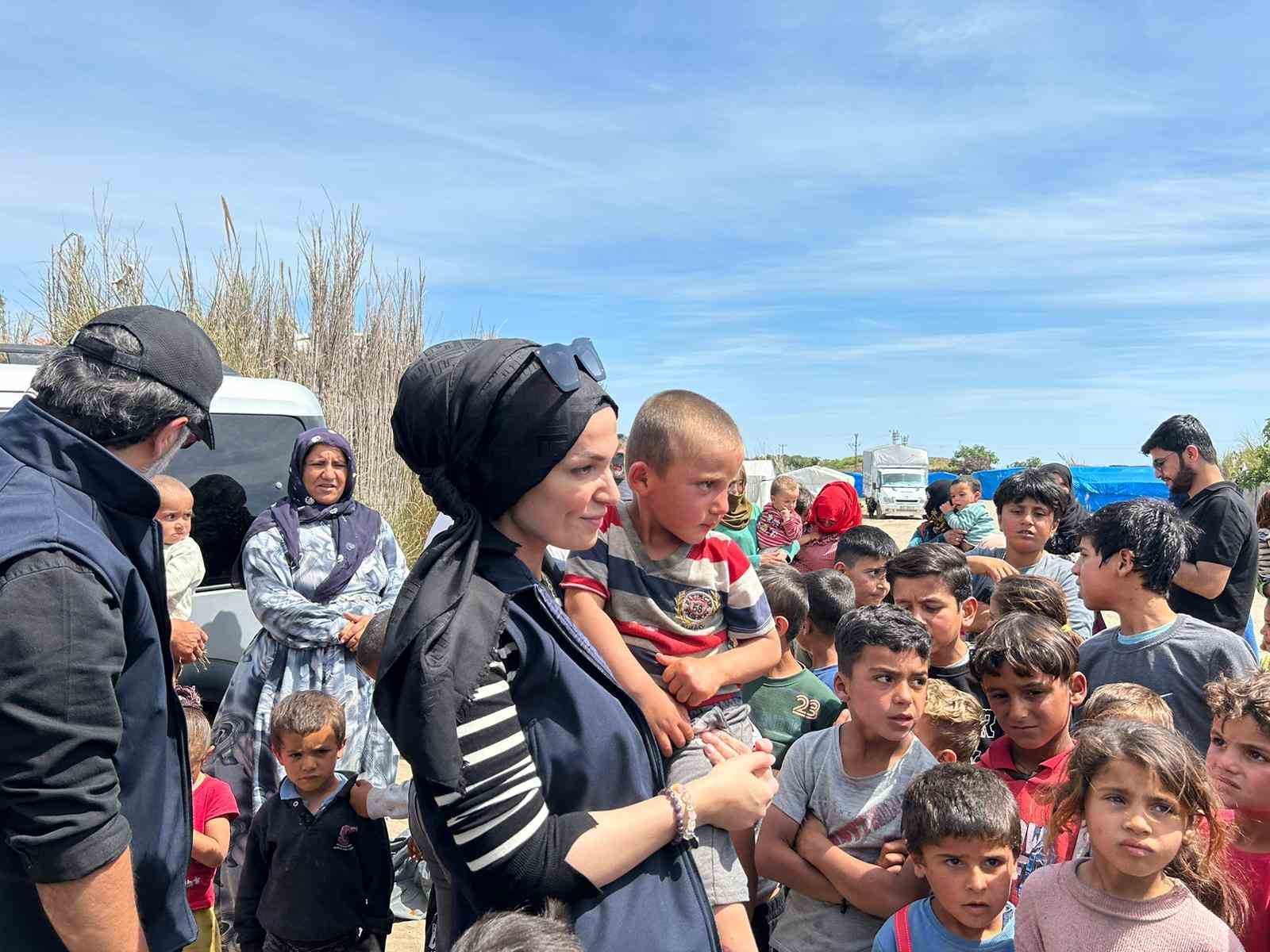 BAŞKAN MELTEM KAYA AFET BÖLGESİNDEKİ ÇOCUKLARIN BAYRAMDA ÇOCUKLARIN YÜZÜNÜ GÜLDÜRDÜ.