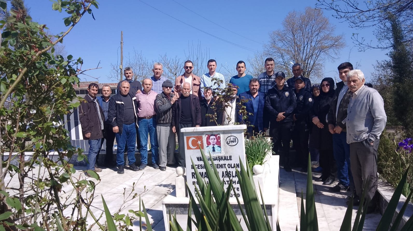 SAMSUN'UN BAFRA İLÇESİNDE 13. YILINDA ŞEHİT POLİS KABRİ BAŞINDA DUALARLA